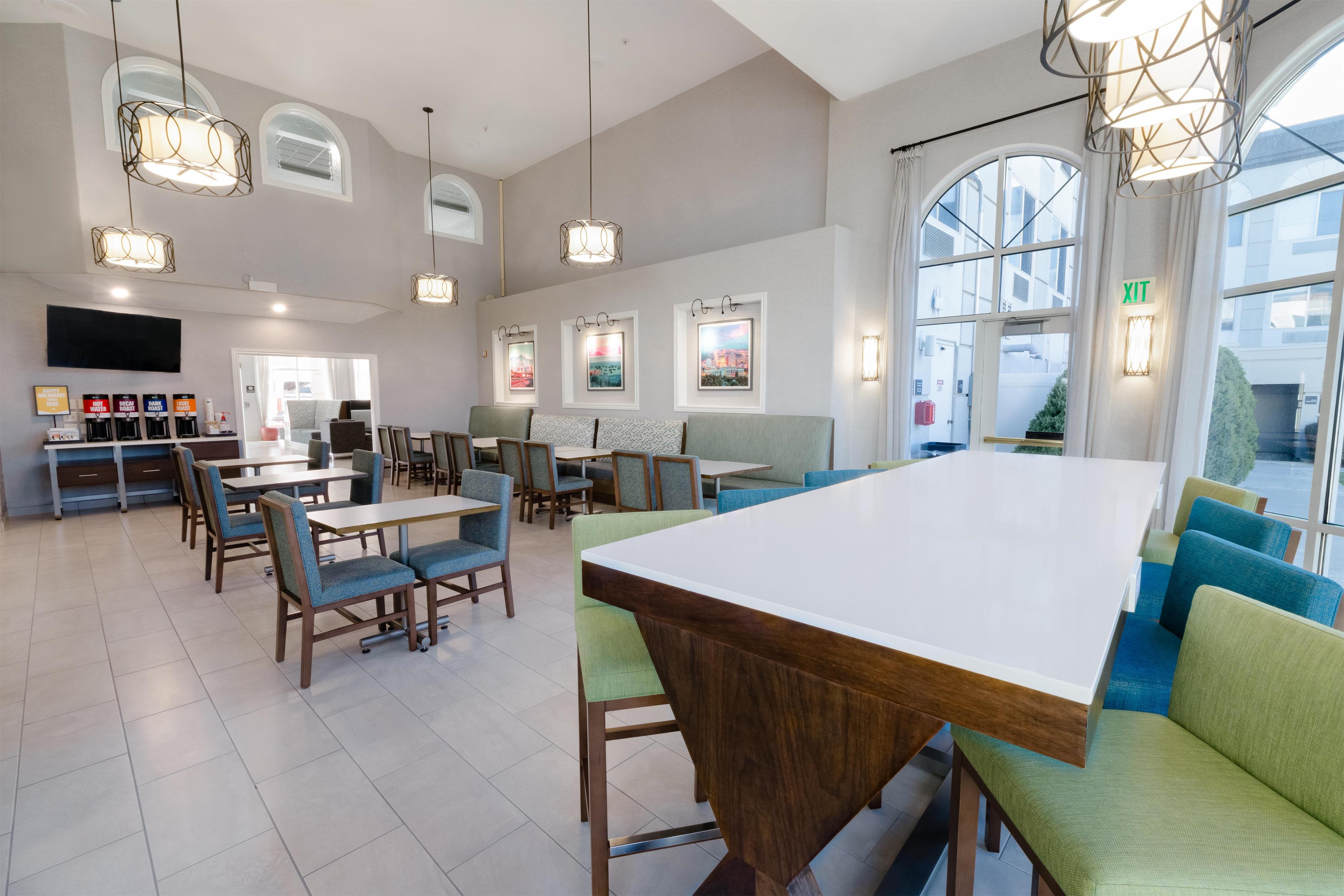 Breakfast Area | Hampton Inn & Suites Salt Lake City Airport