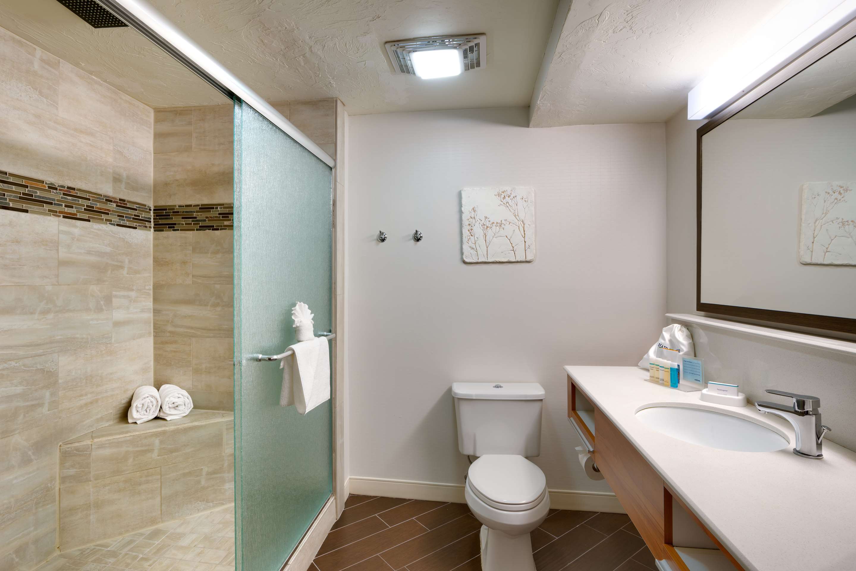 Guest room bath