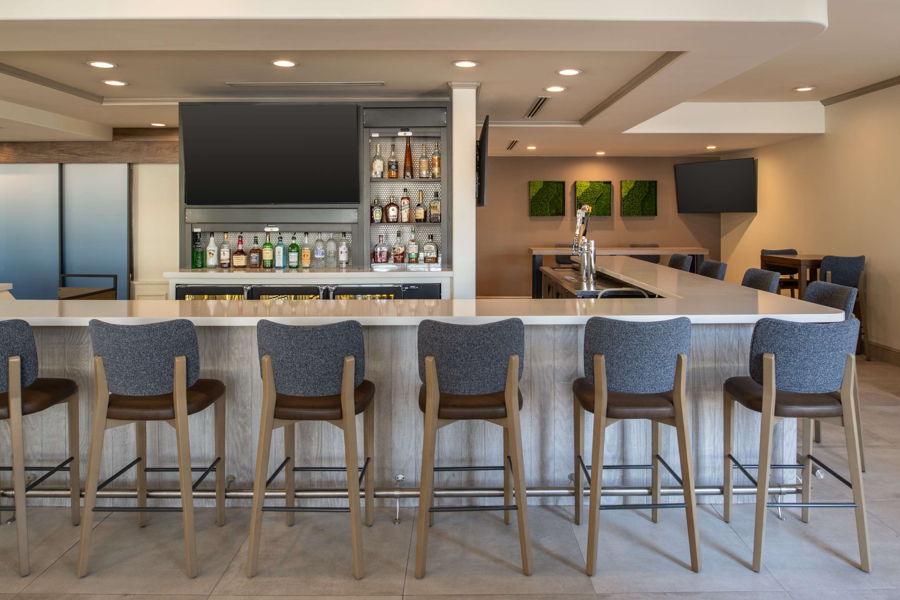 BarLounge | Hilton Garden Inn Fontana
