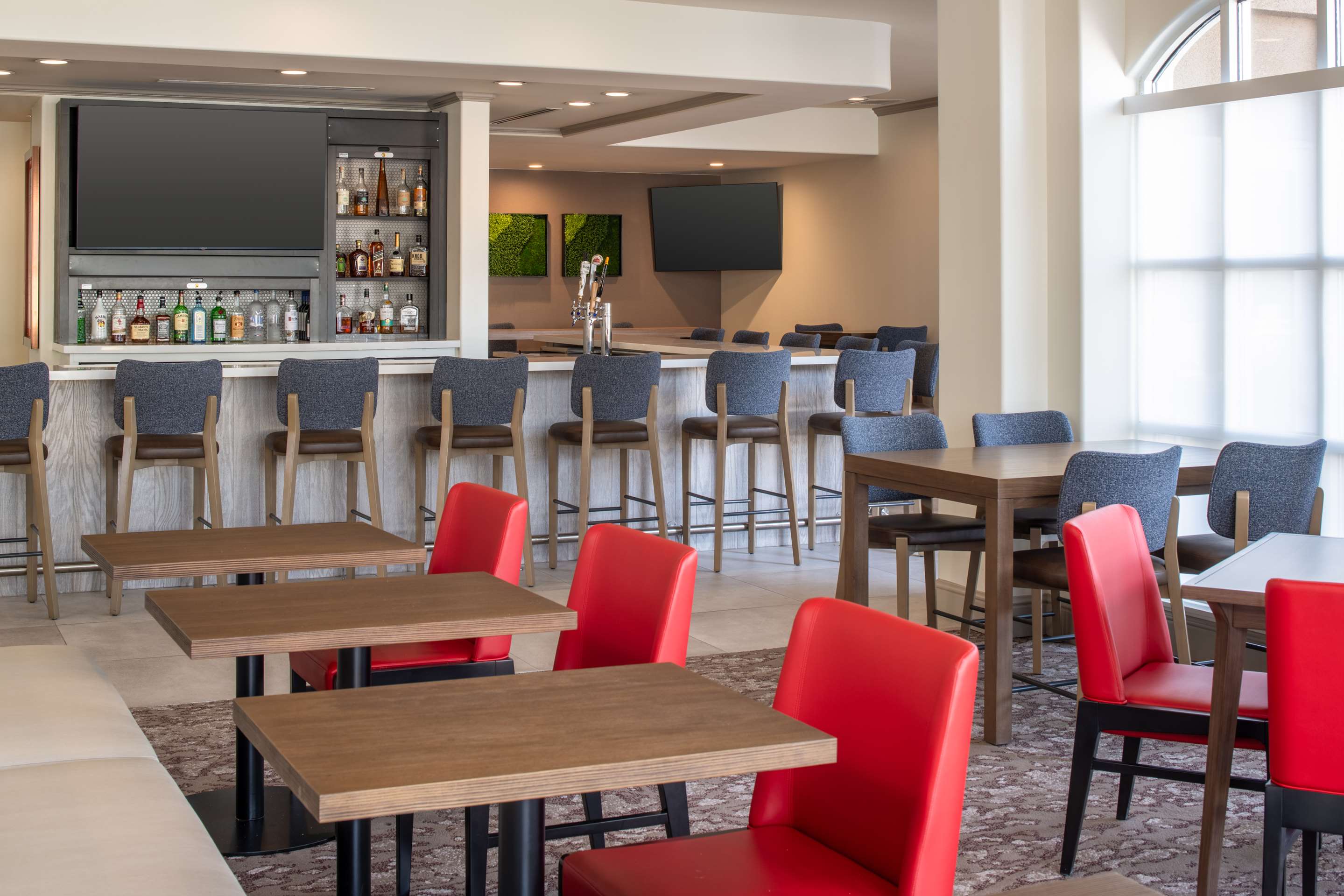 BarLounge | Hilton Garden Inn Fontana