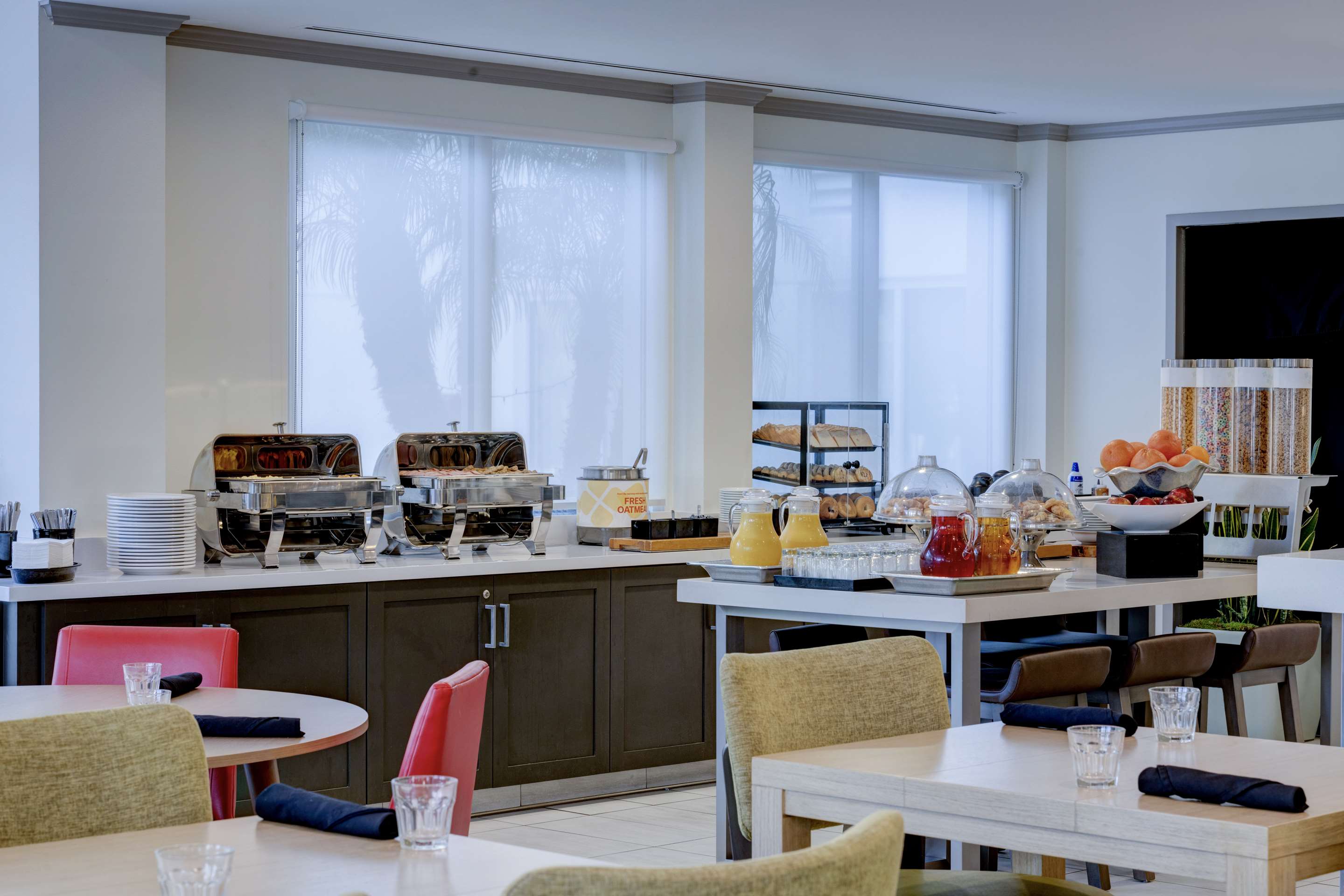 Breakfast Area | Hilton Garden Inn Anaheim/Garden Grove