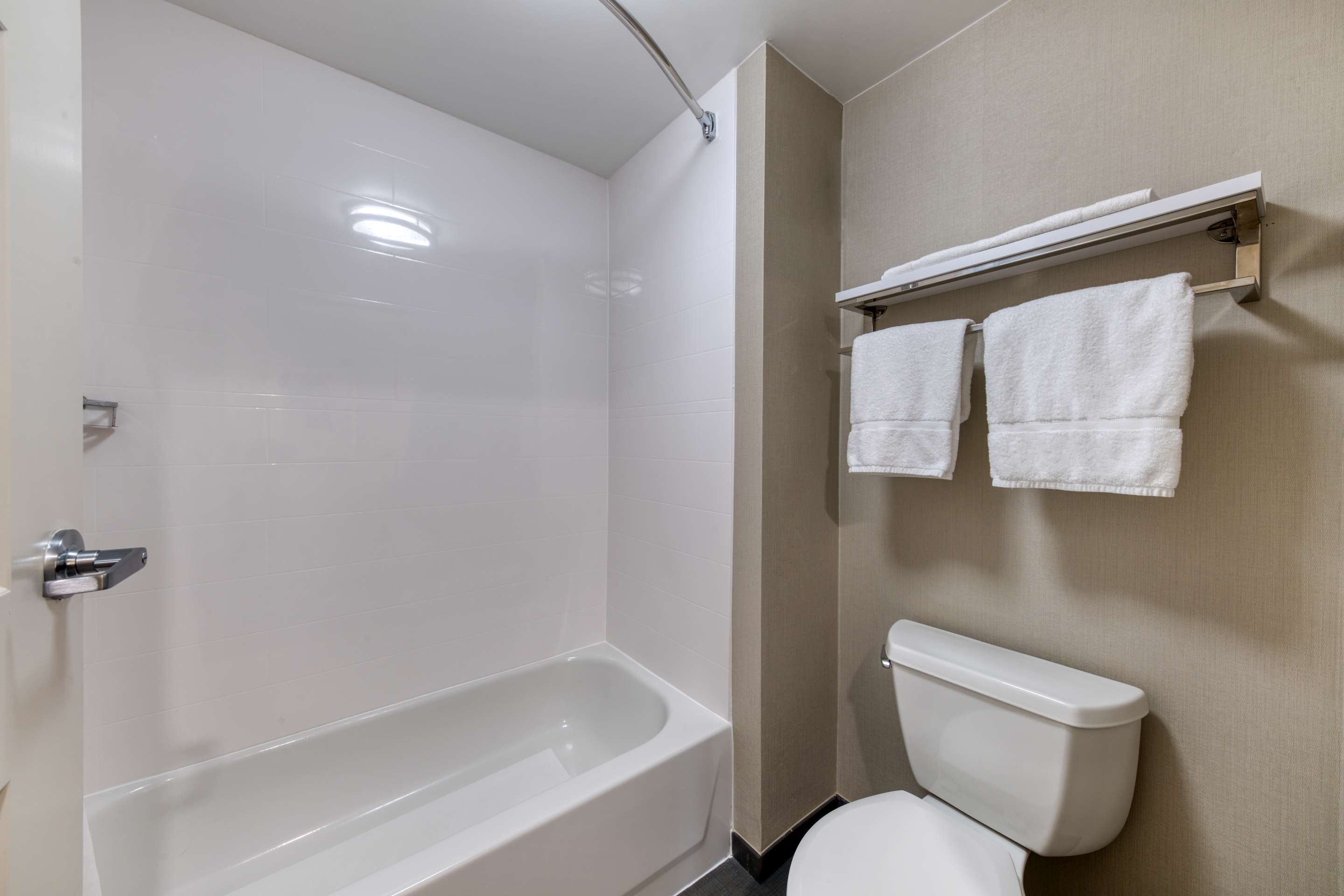 Guest room bath