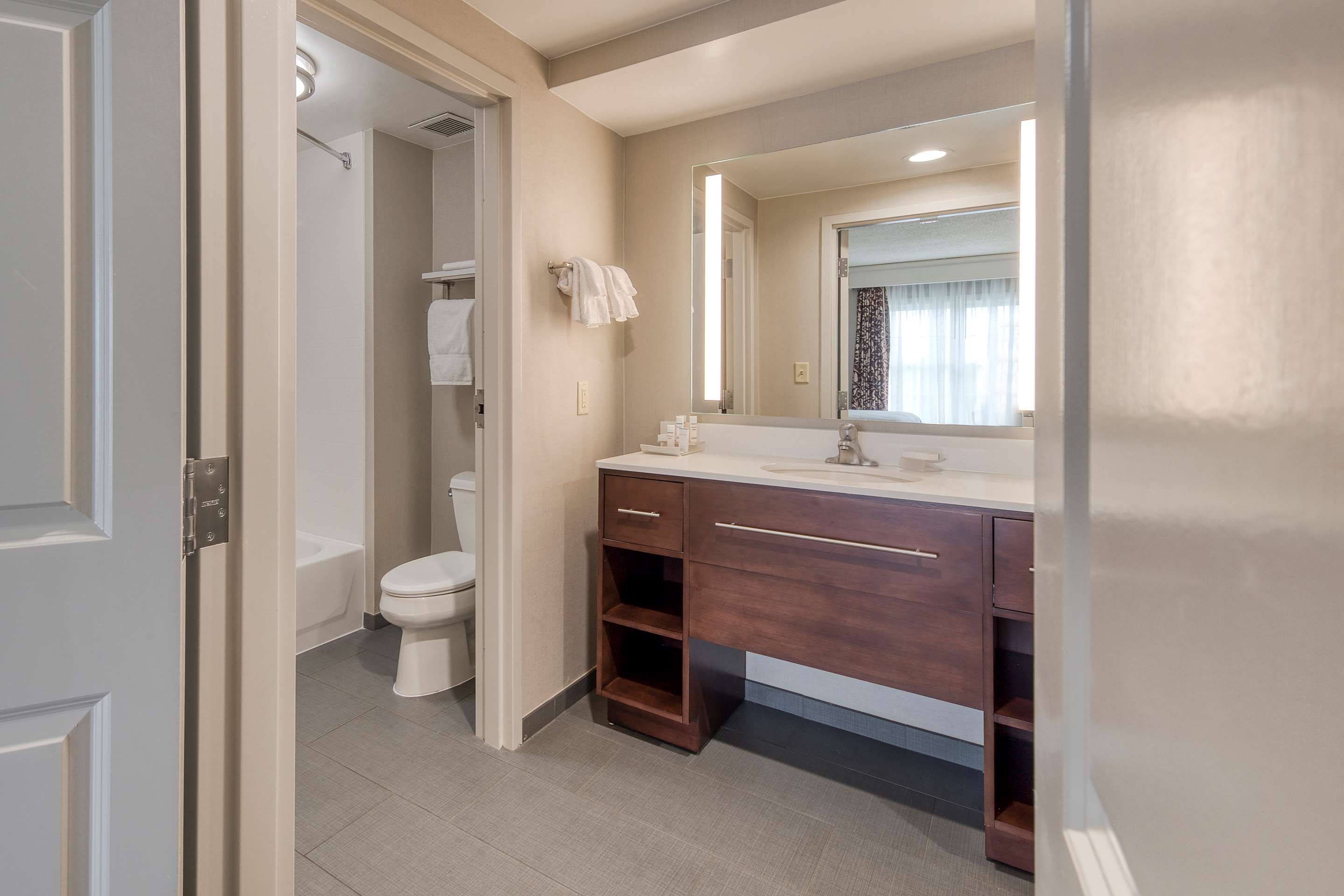 Guest room bath