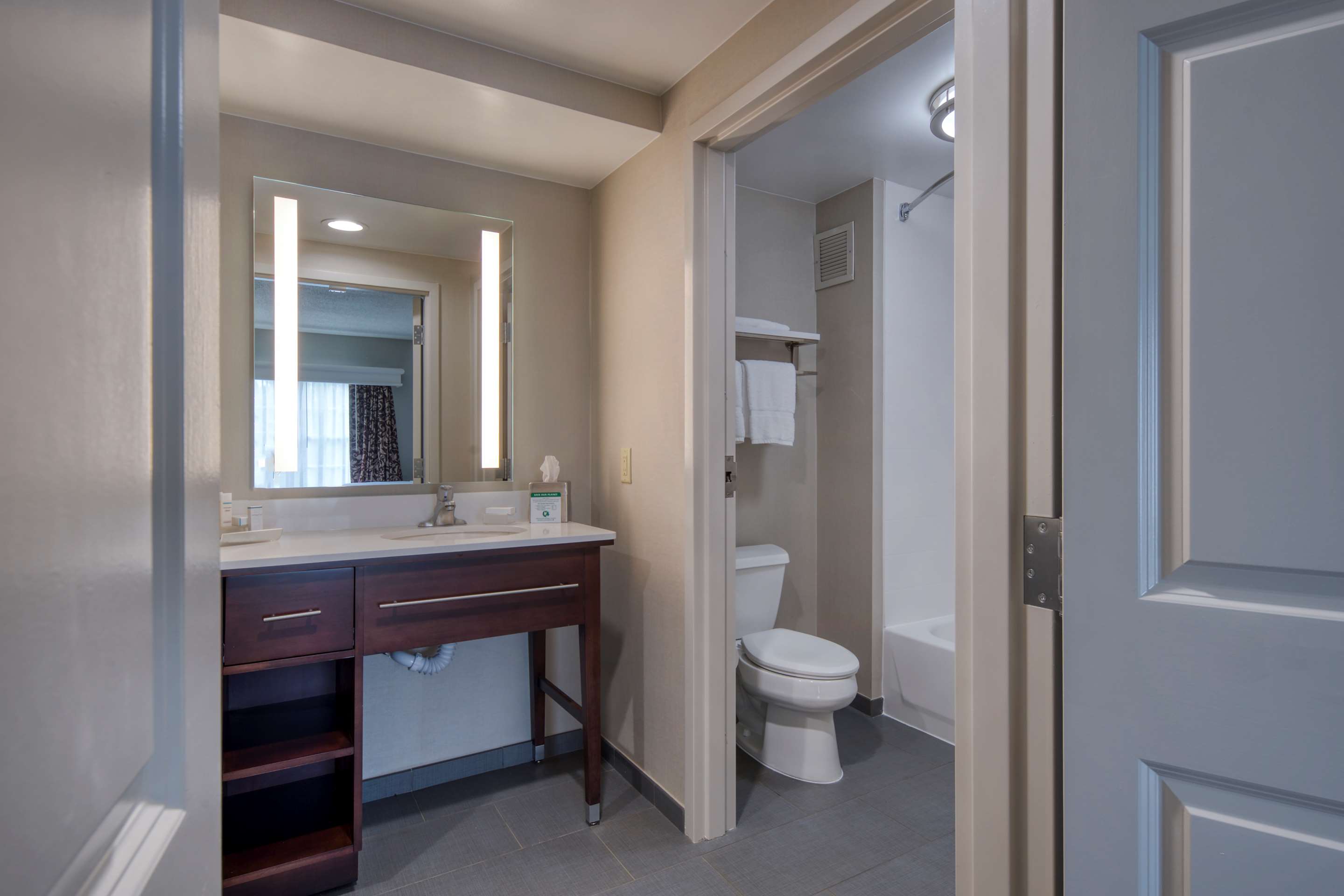 Guest room bath