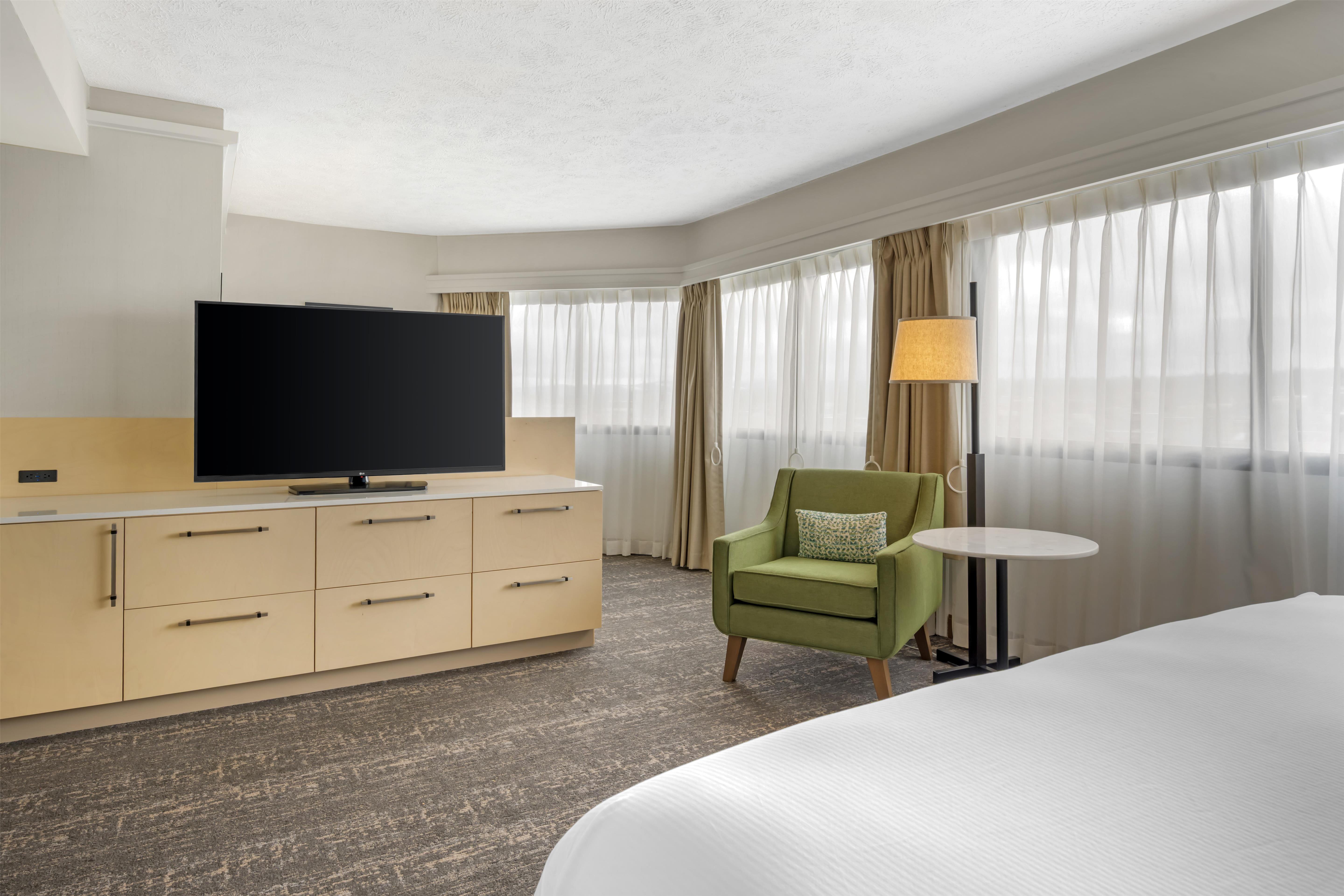 DoubleTree by Hilton Spokane City Center Room Type - 1 KING CORNER ACC W TUB