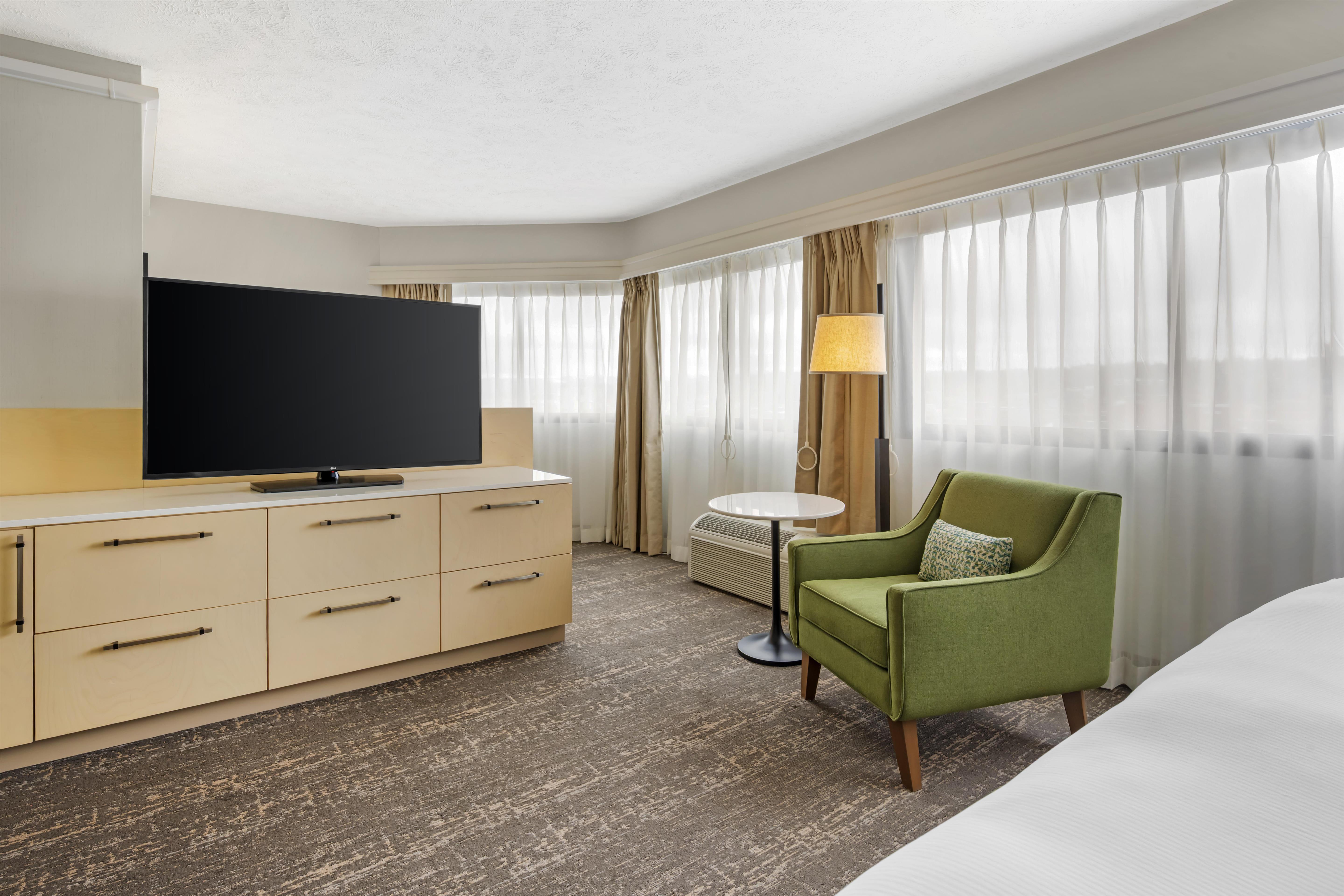 DoubleTree by Hilton Spokane City Center Room Type - 1 KING CORNER ACC R I SHR