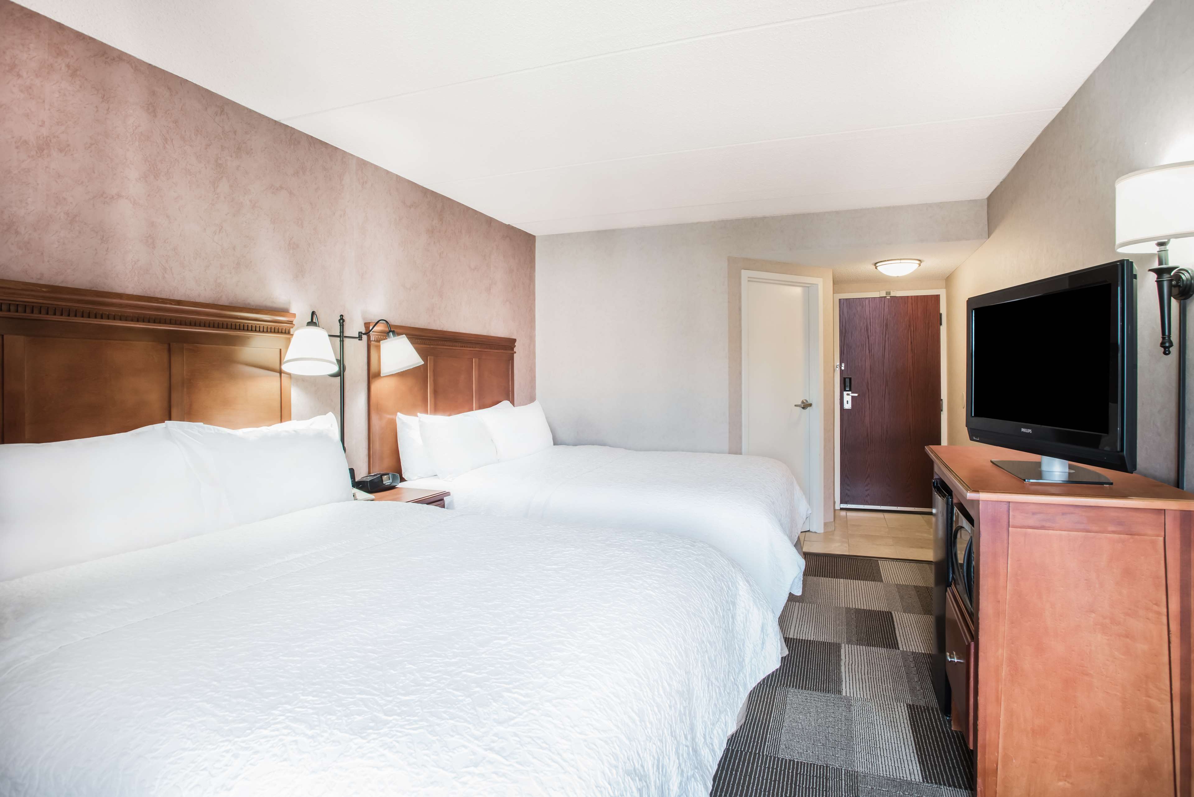 Hampton Inn by Hilton West Springfield Room Type - 2 QNS MICROWV FRIDGE NS