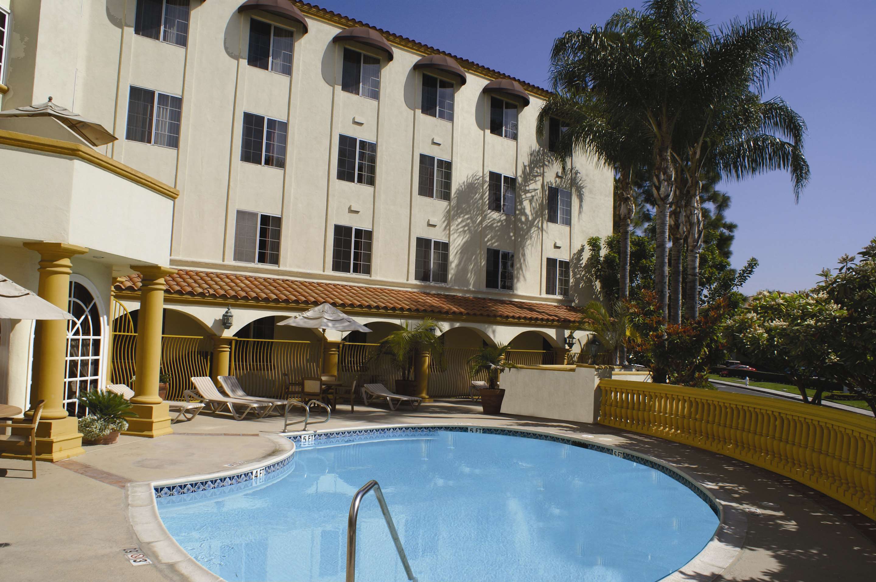 Pool | Hampton Inn and Suites Santa Ana/Orange County Airport