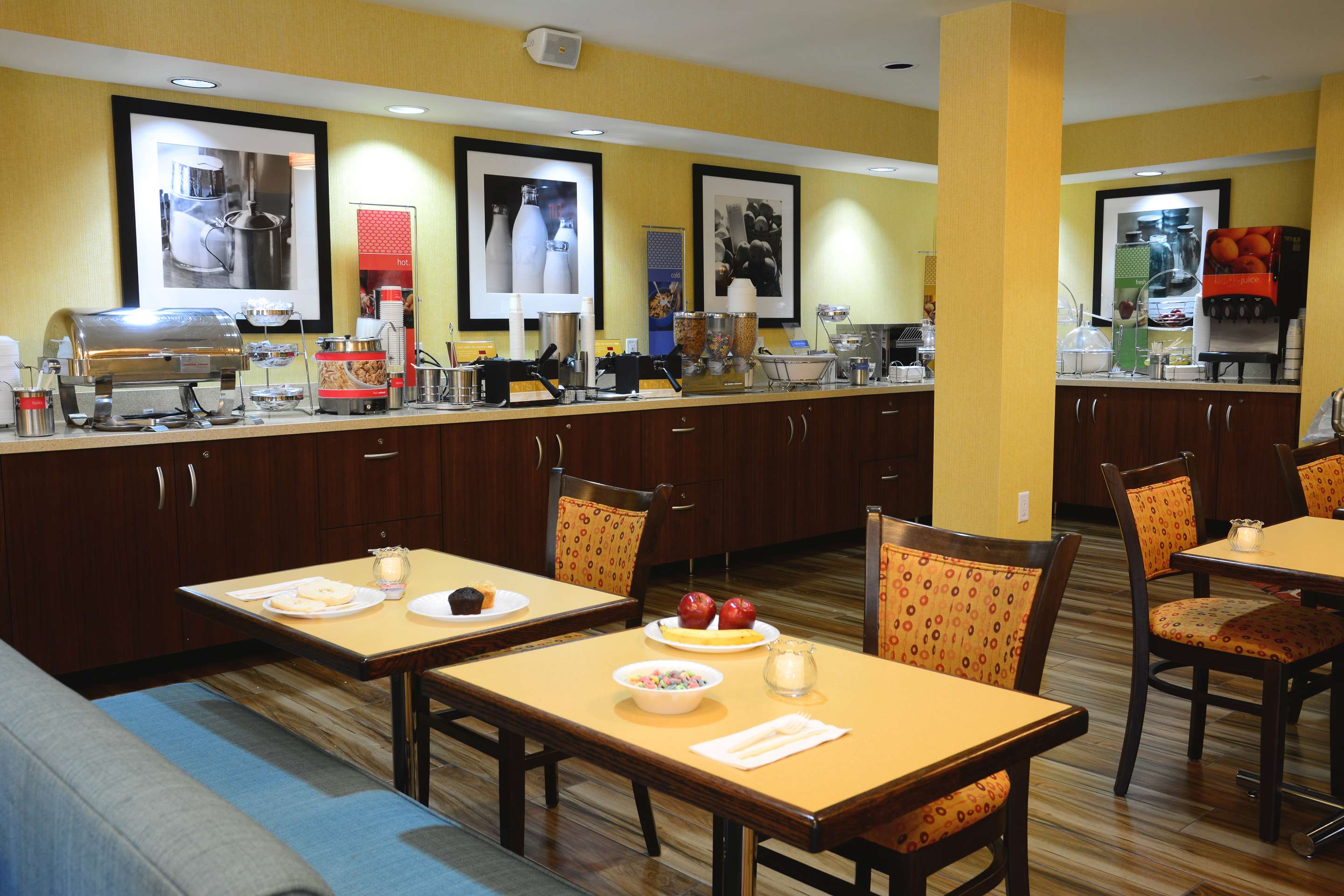 Breakfast Area | Hampton Inn and Suites Santa Ana/Orange County Airport