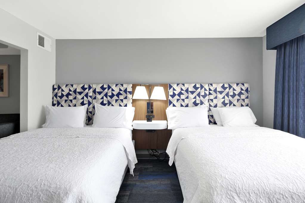 Hampton Inn and Suites Santa Anna/Orange County Airport - Tap to explore photos