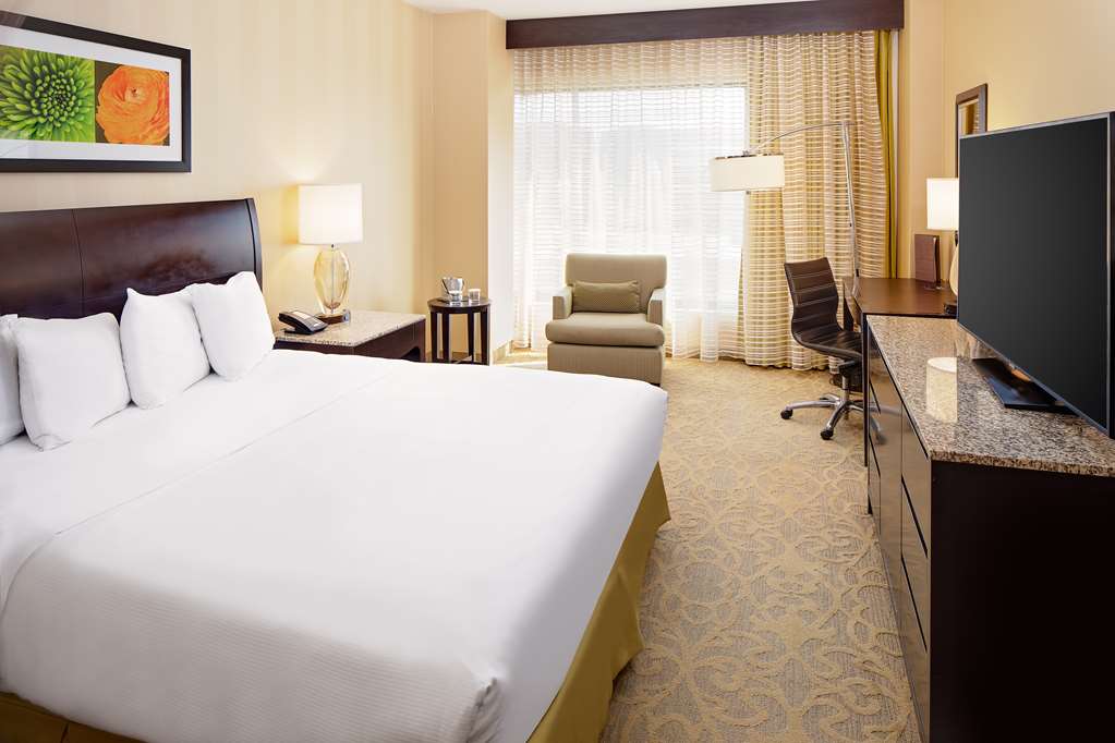DoubleTree by Hilton Santa Ana - Orange County Airport - Tap to explore photos