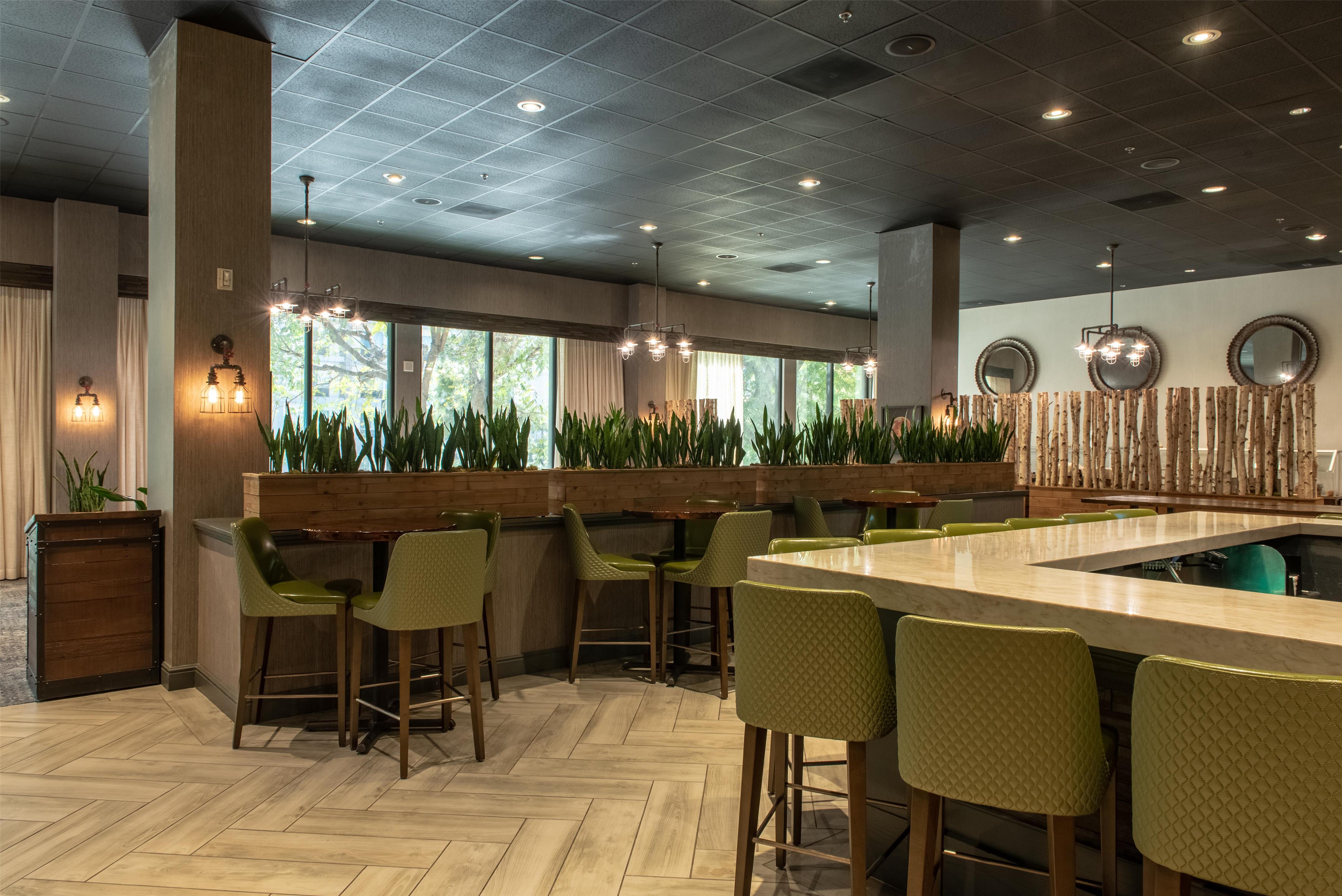 Restaurant | Hotel Zessa Santa Ana – a DoubleTree by Hilton