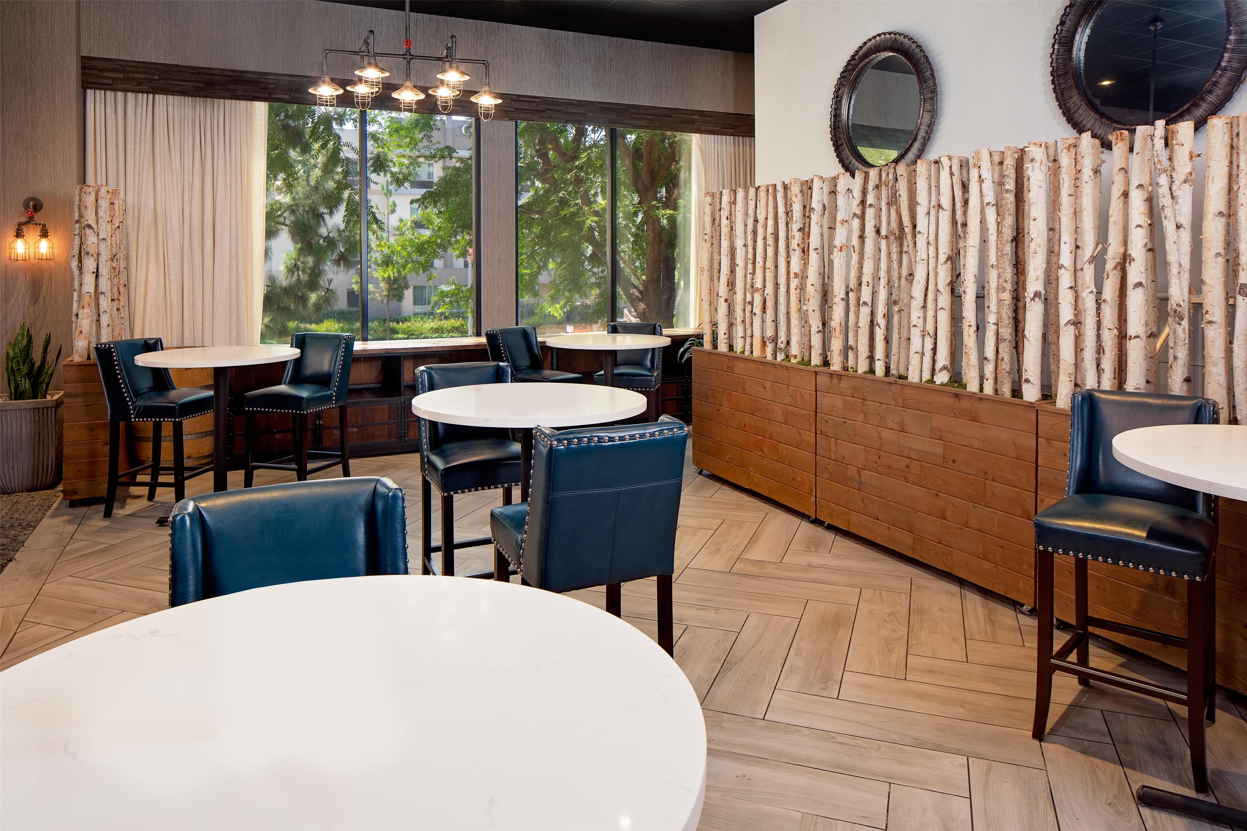 Restaurant | Hotel Zessa Santa Ana – a DoubleTree by Hilton