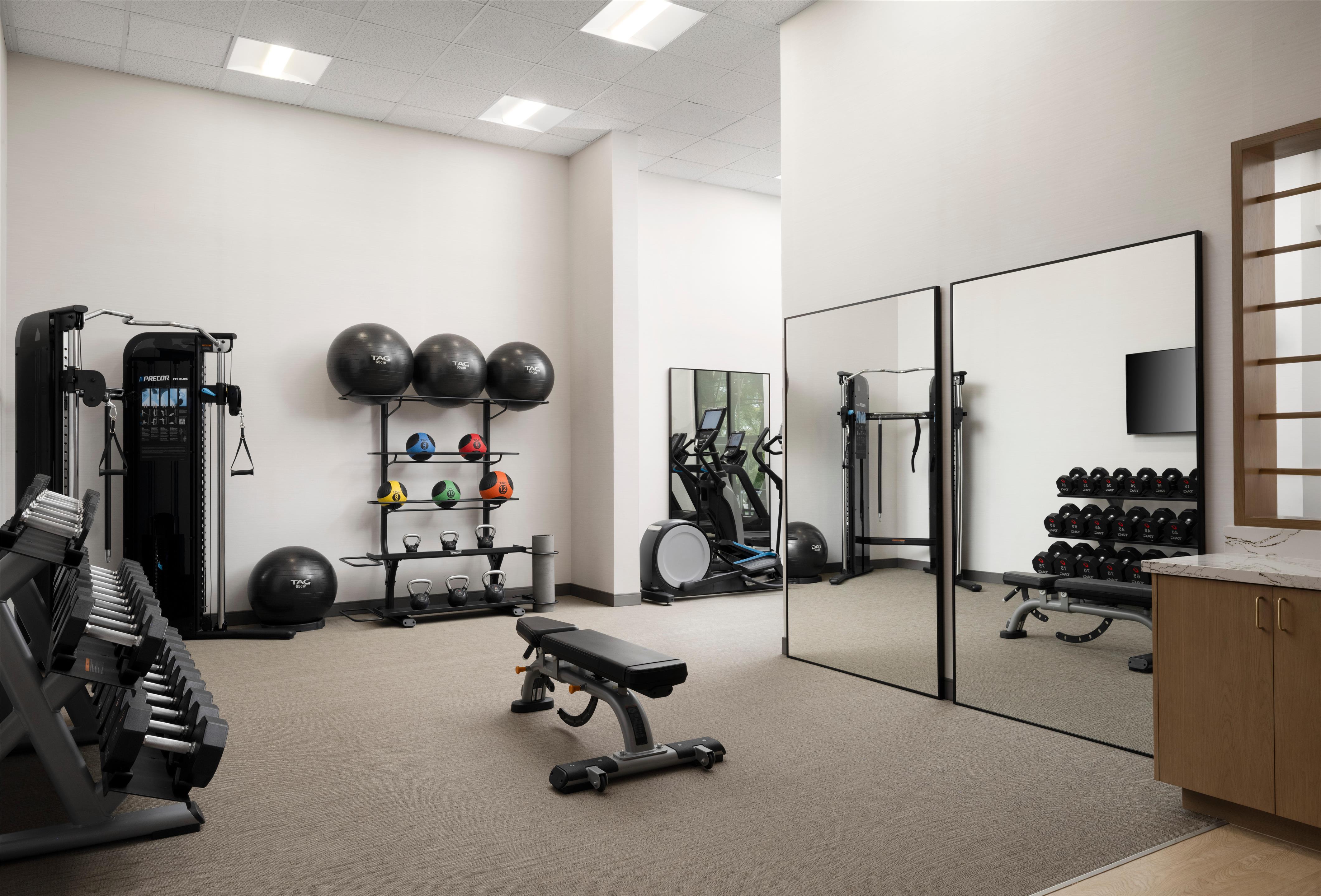 Health club fitness center gym | Hotel Zessa Santa Ana – a DoubleTree by Hilton