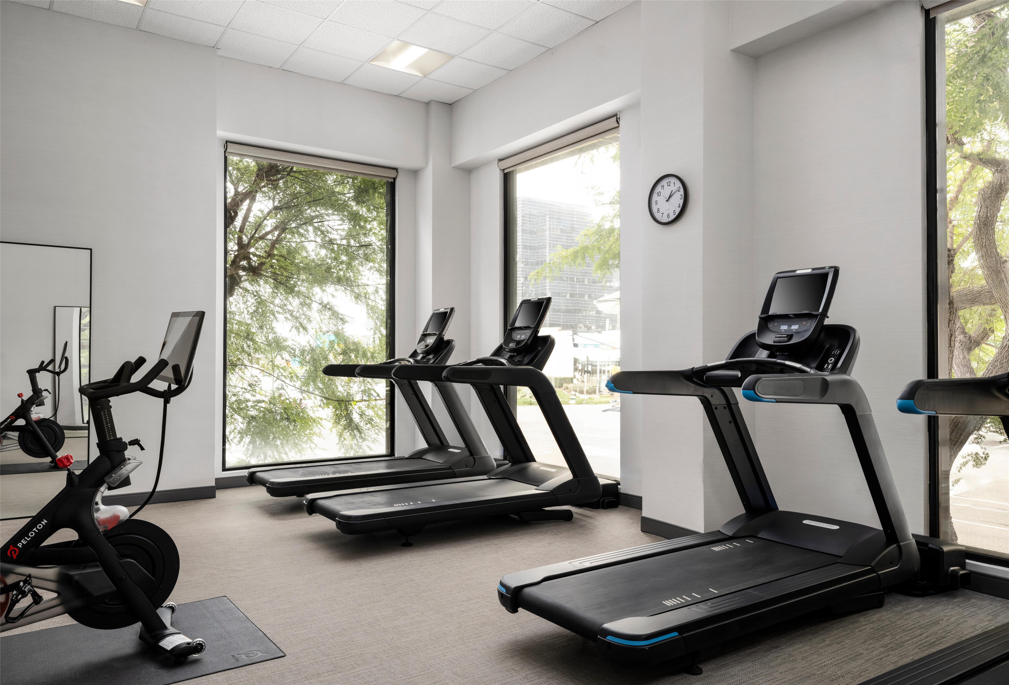 Health club fitness center gym | Hotel Zessa Santa Ana – a DoubleTree by Hilton