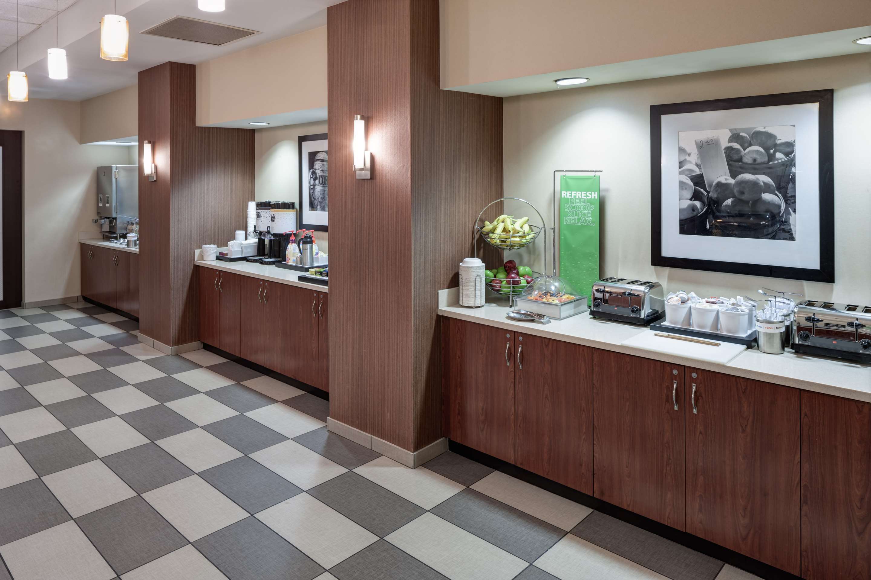 Breakfast Area | Hampton Inn St. Louis-Downtown (At the Gateway Arch)