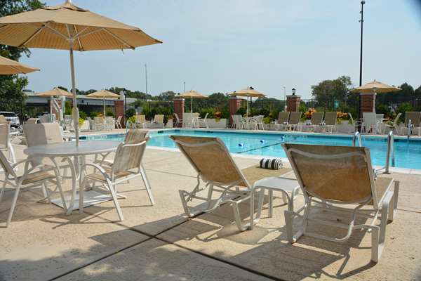 Pool - Hilton Hotel Frontenac - I-64, Exit 28A