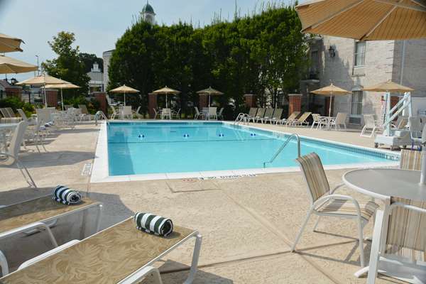 Pool - Hilton Hotel Frontenac - I-64, Exit 28A