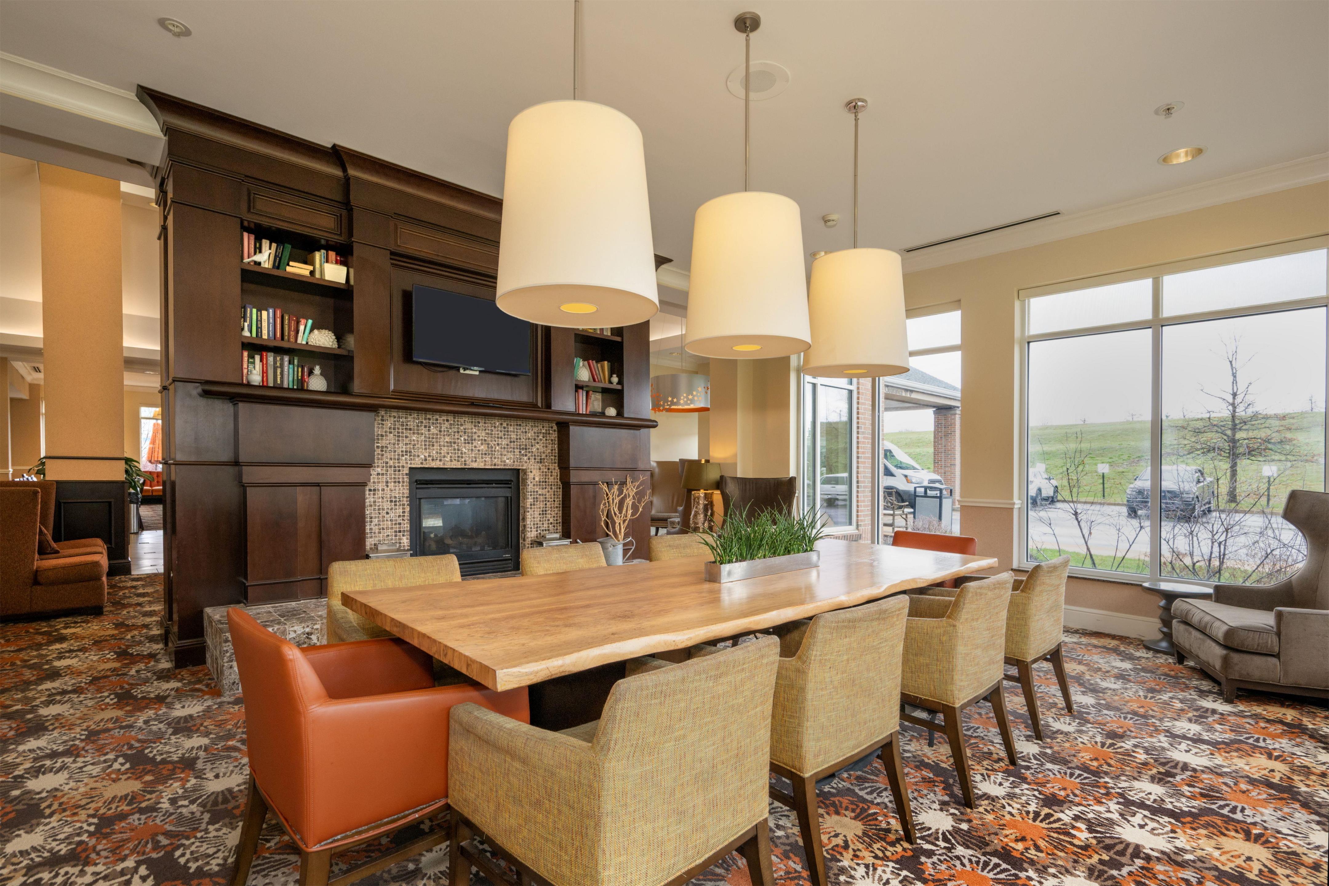 Lobby | Hilton Garden Inn St. Louis Airport
