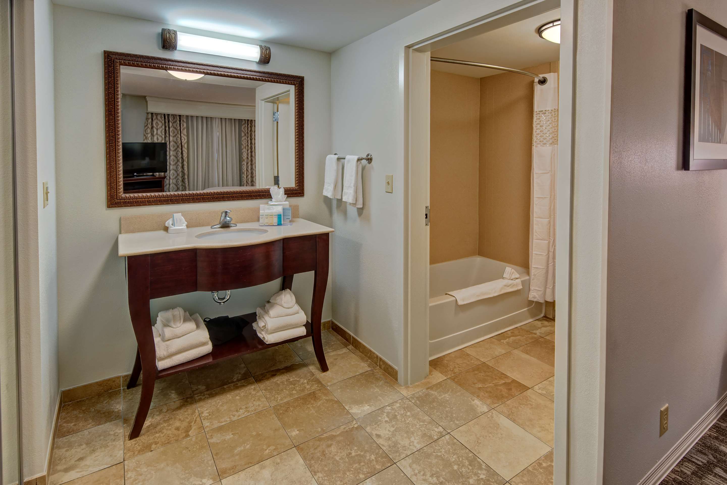 Guest room bath