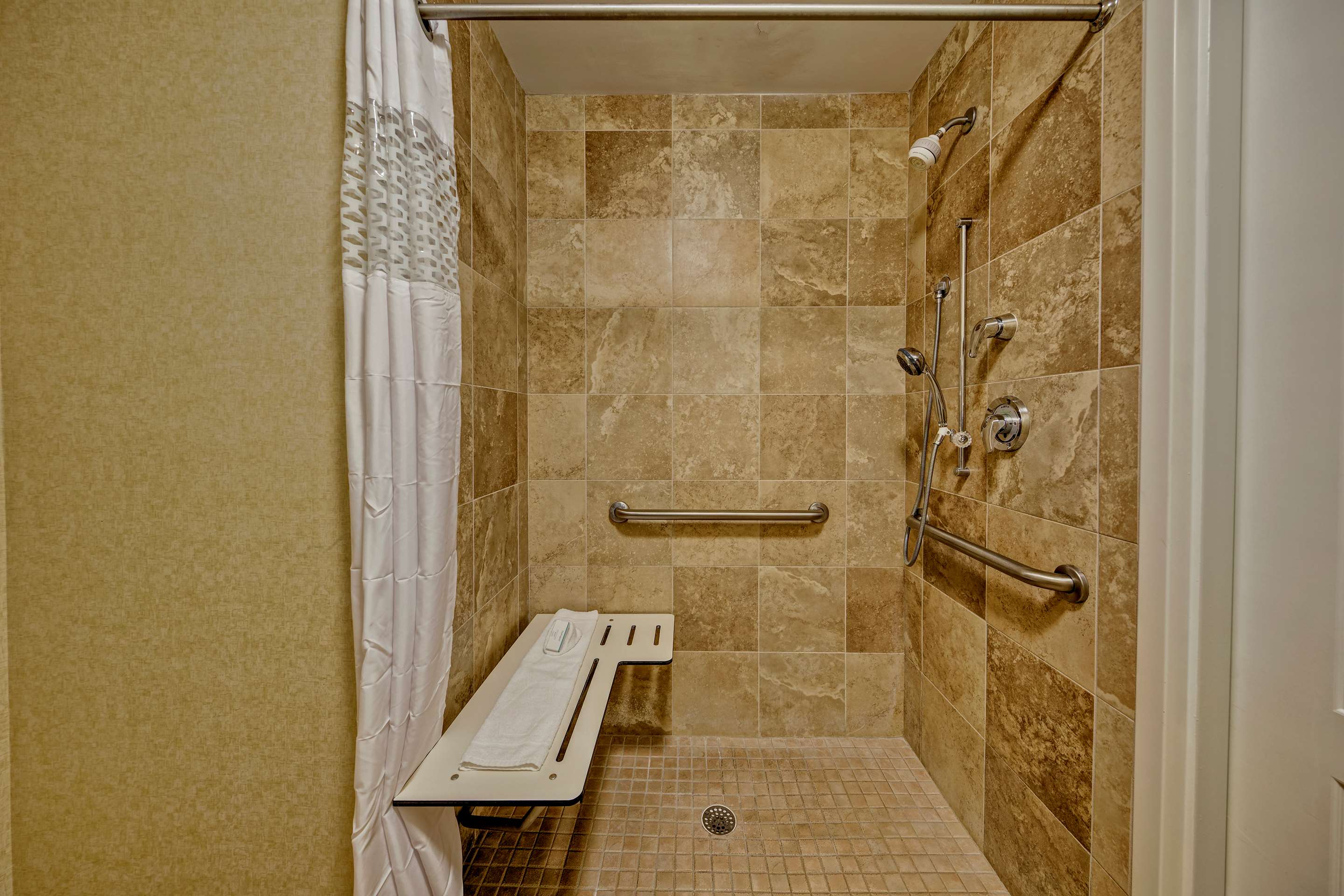 Guest room bath