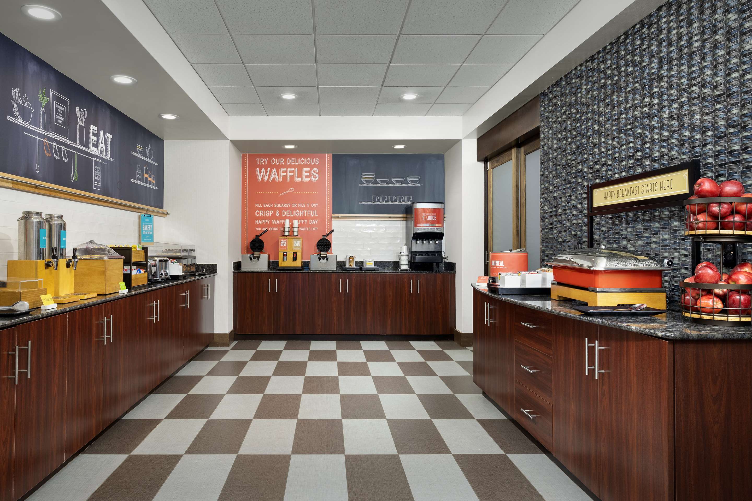Breakfast Area | Hampton Inn Syracuse Clay