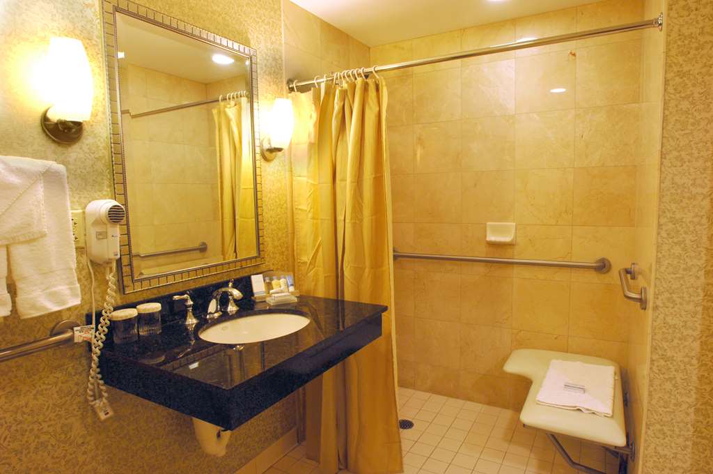 DoubleTree by Hilton Syracuse - Tap to explore photos