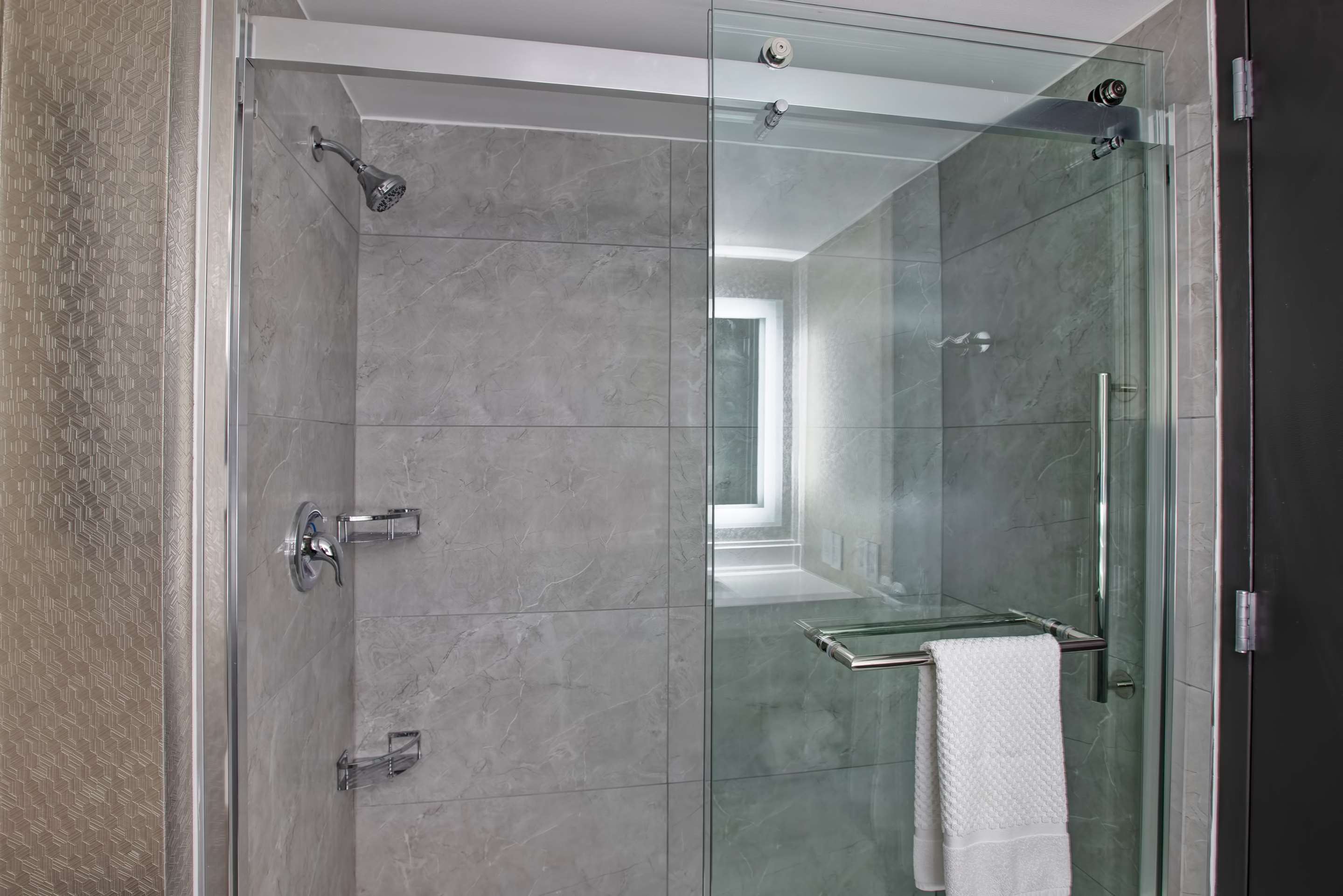 Guest room bath