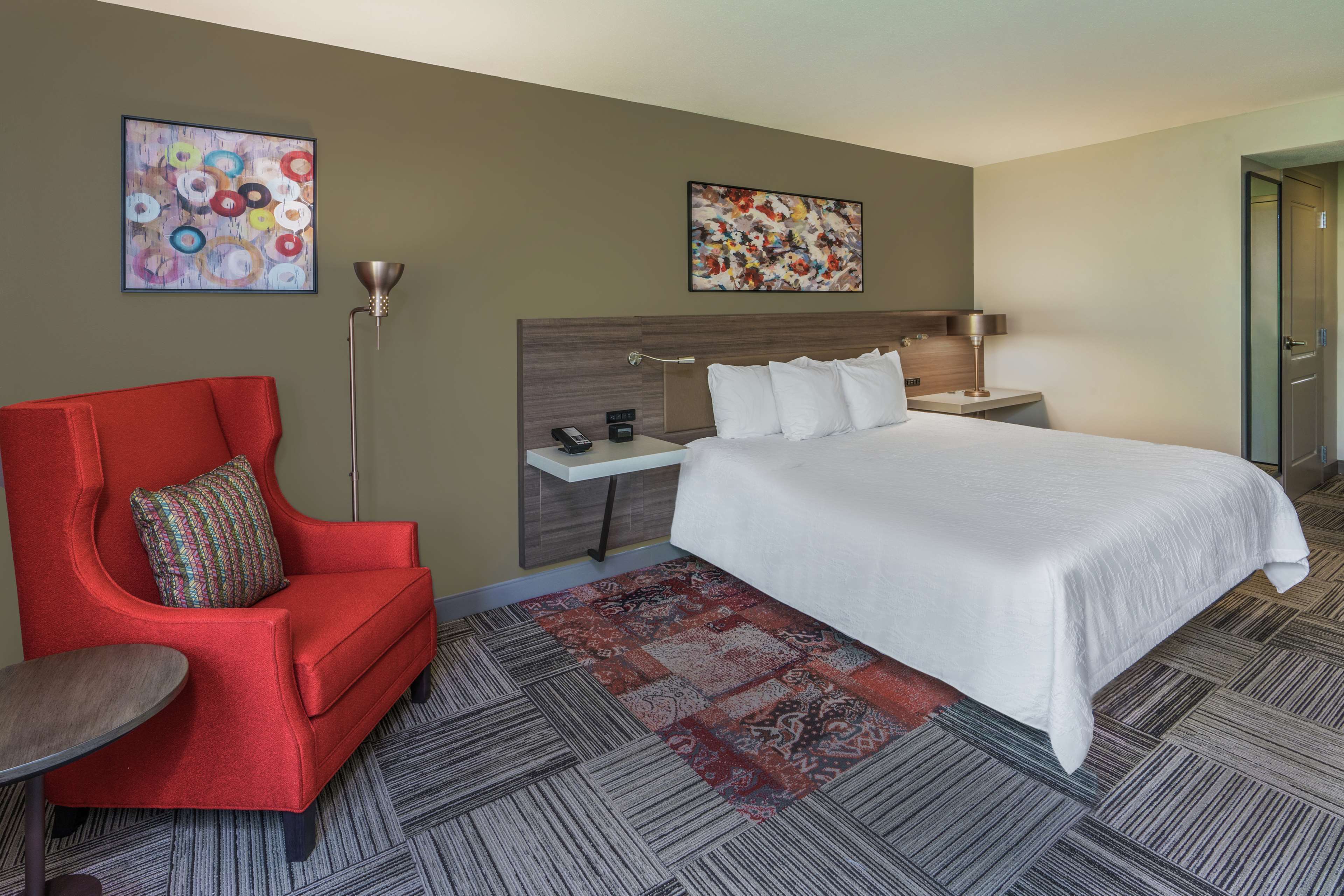 Hilton Garden Inn Syracuse Room Type - 1 KING W DRINKS-SNACKS