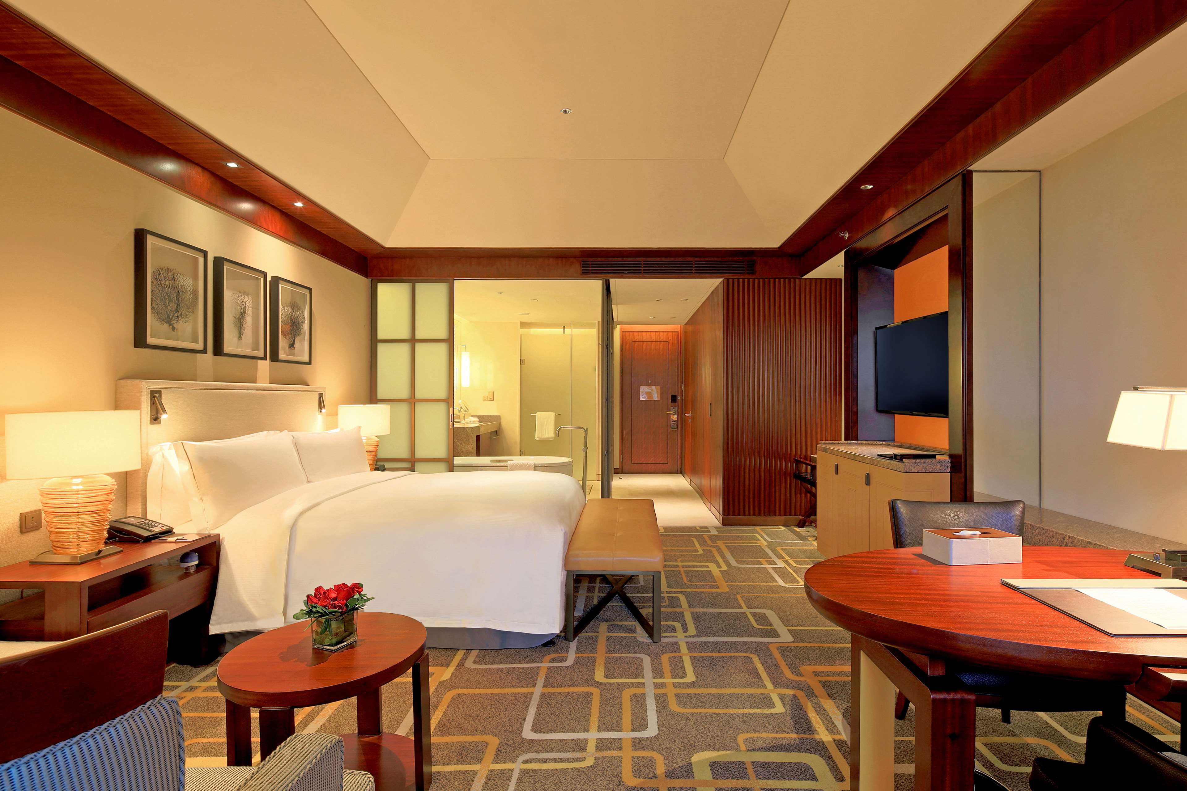 Hilton Qingdao Golden Beach Room Type - KING EXECUTIVE ROOM