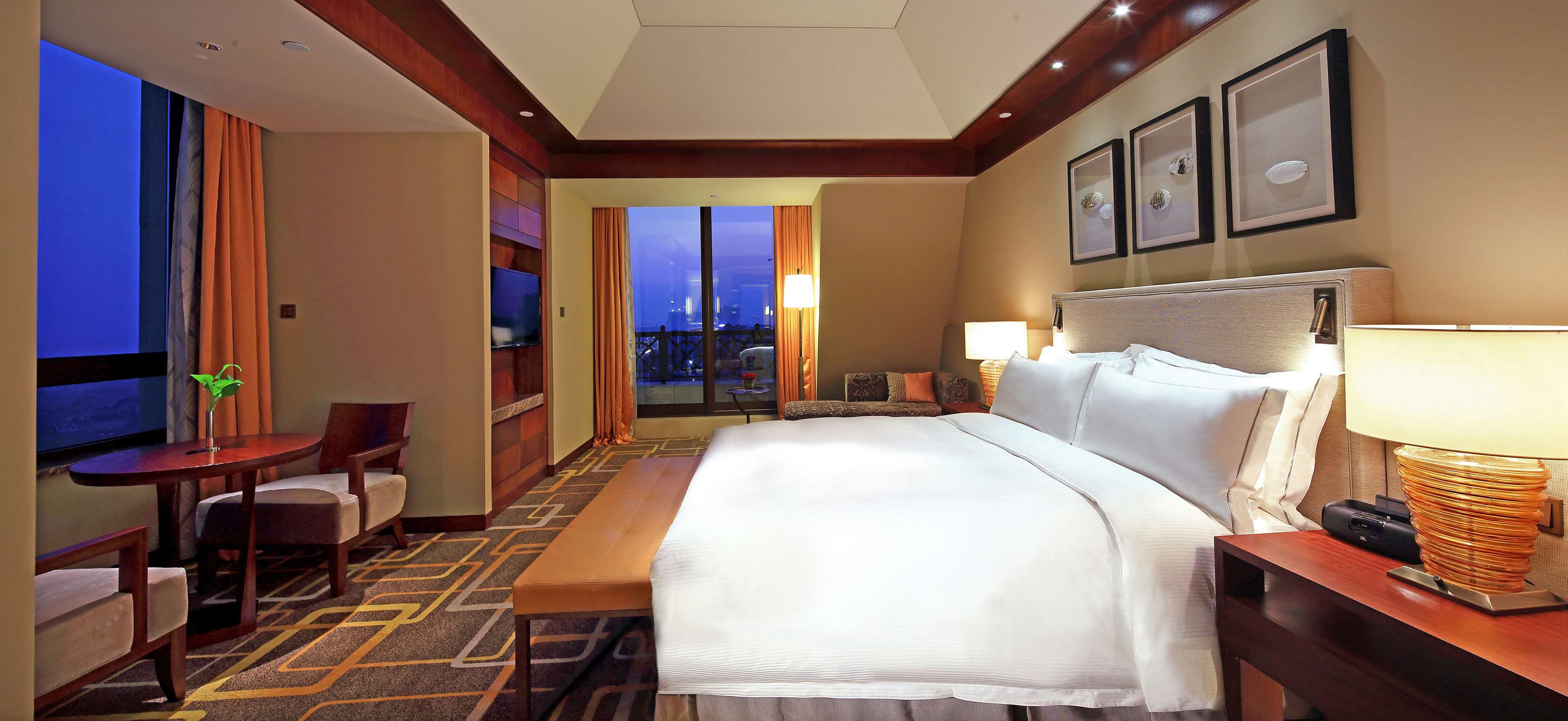 Hilton Qingdao Golden Beach Room Type - KING JUNIOR SUITE