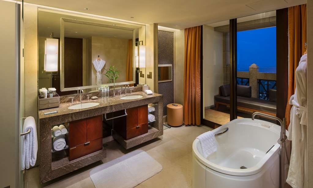 HILTON QINGDAO GOLDEN BEACH-guestroom-Guest Room,Bathroom,On-Site.jpg