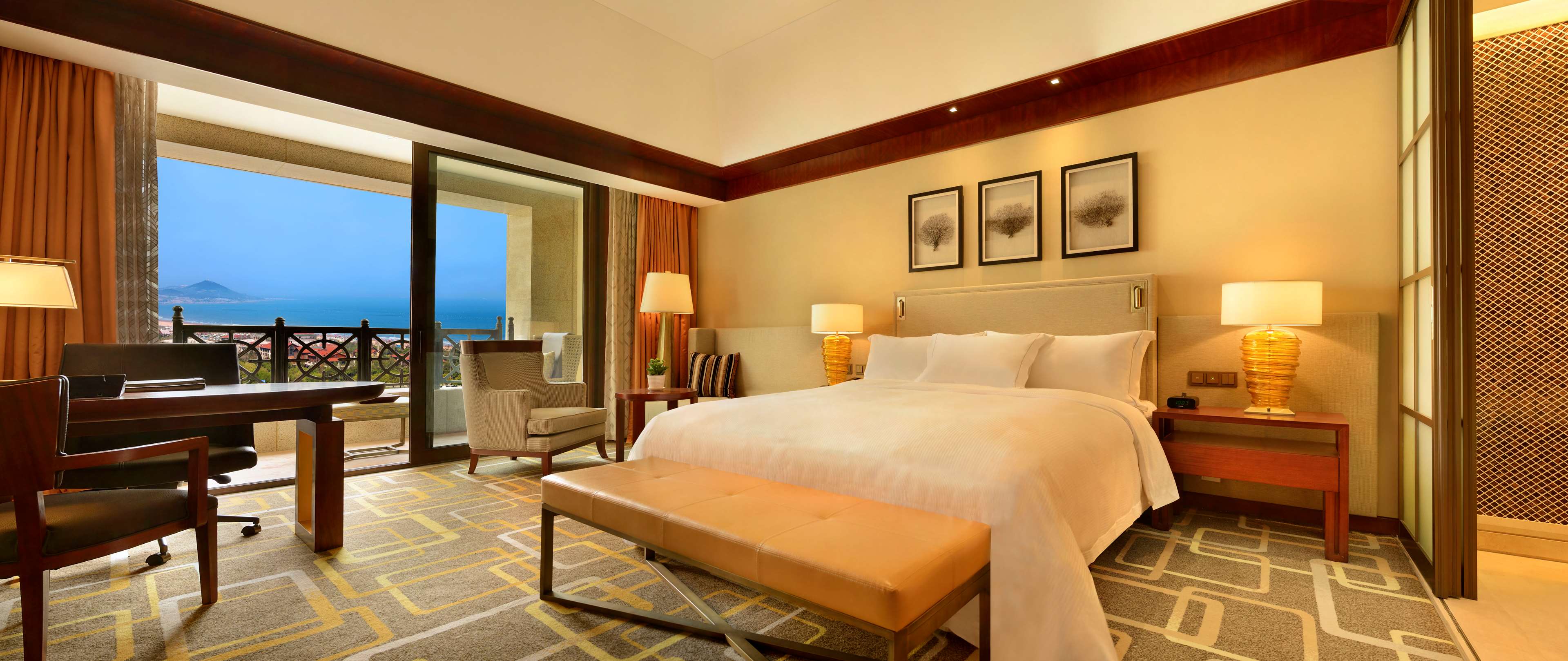 Hilton Qingdao Golden Beach Room Type - KING EXEC. ROOM-OCEAN VIEW