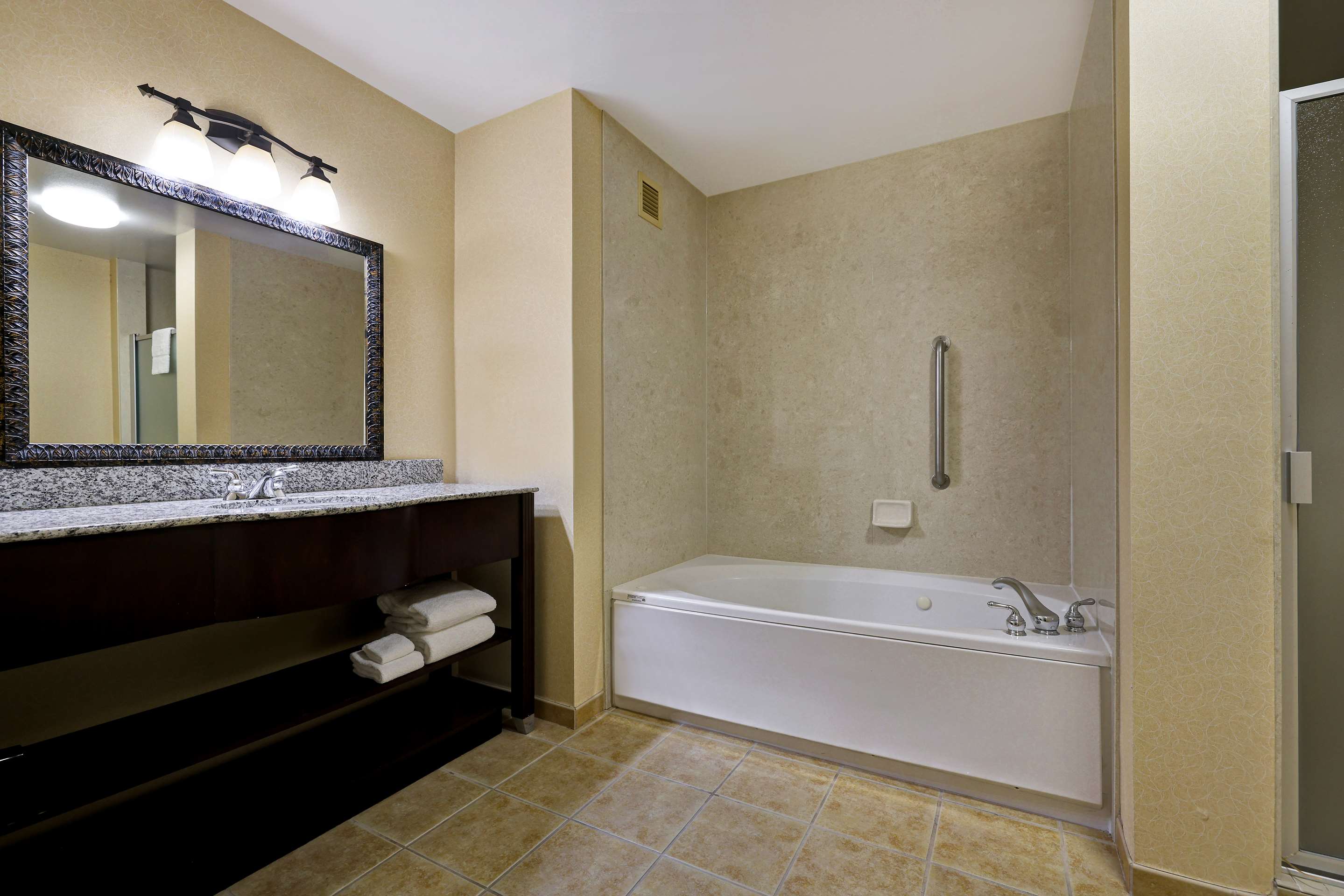 Guest room bath
