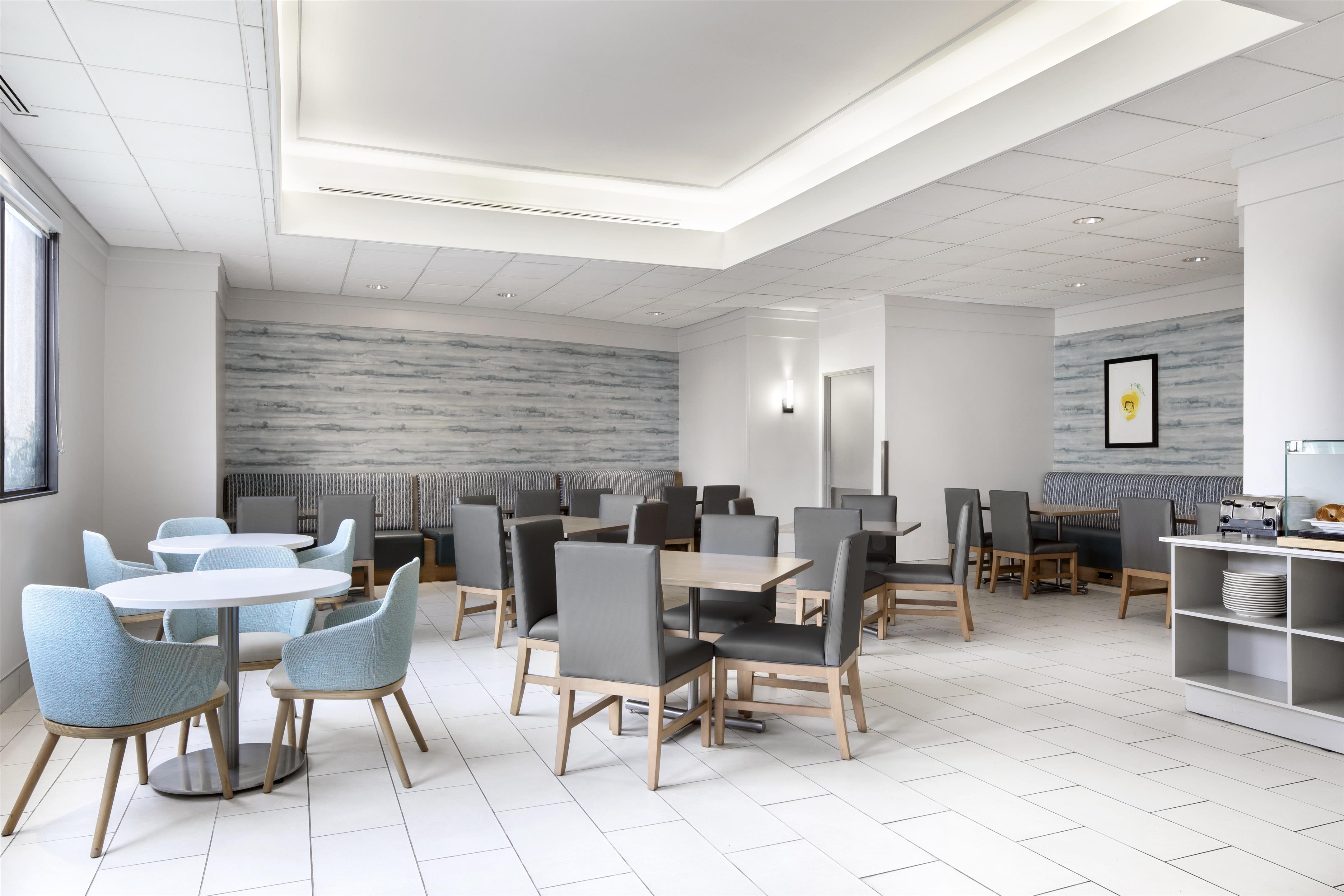 Breakfast Area | Embassy Suites by Hilton Tampa Airport Westshore