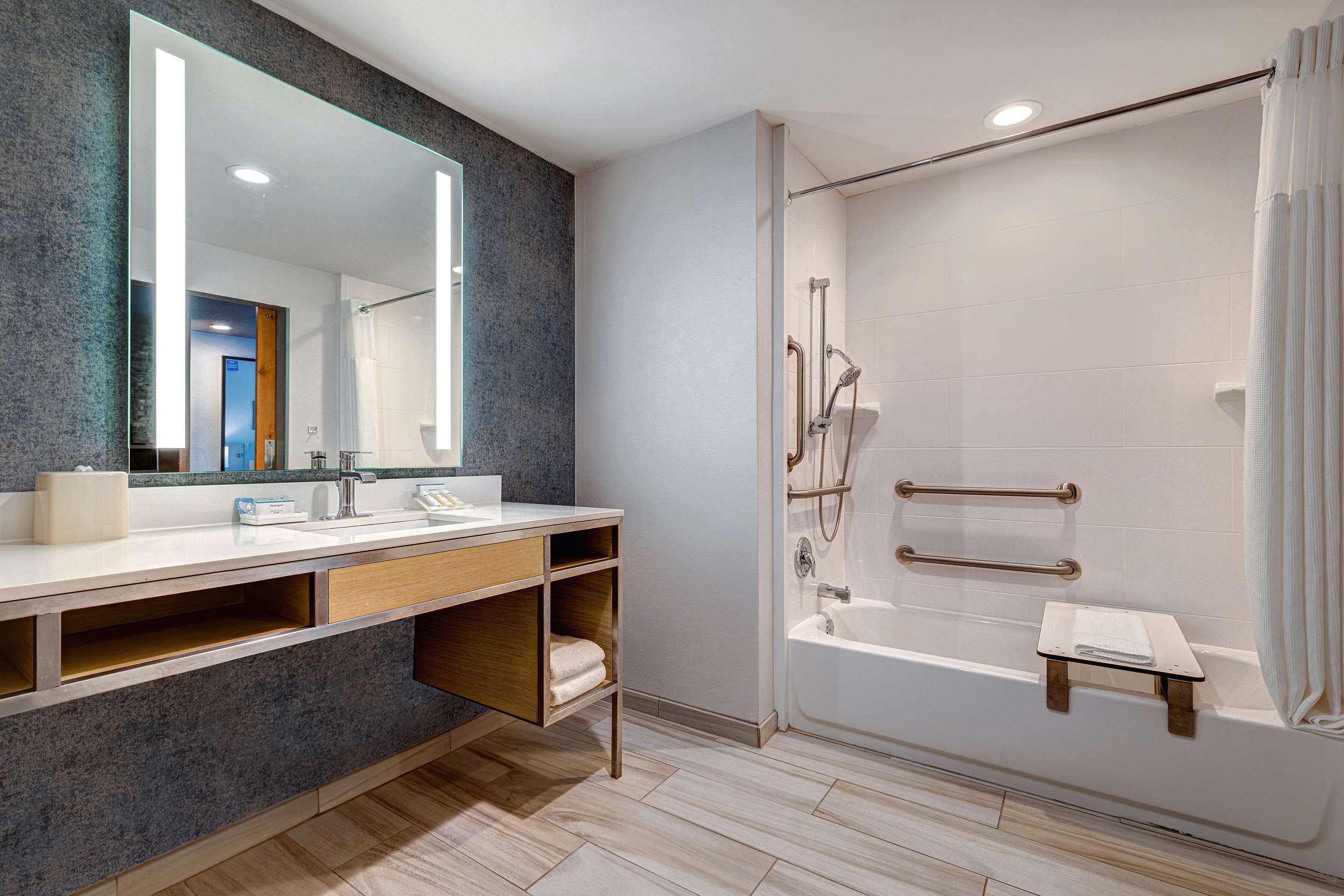Guest room bath