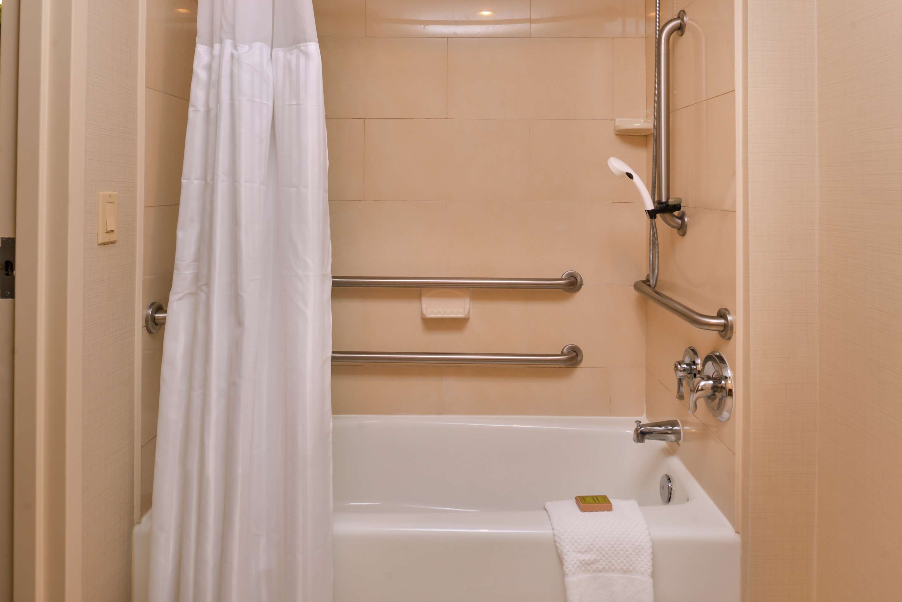 Guest room bath