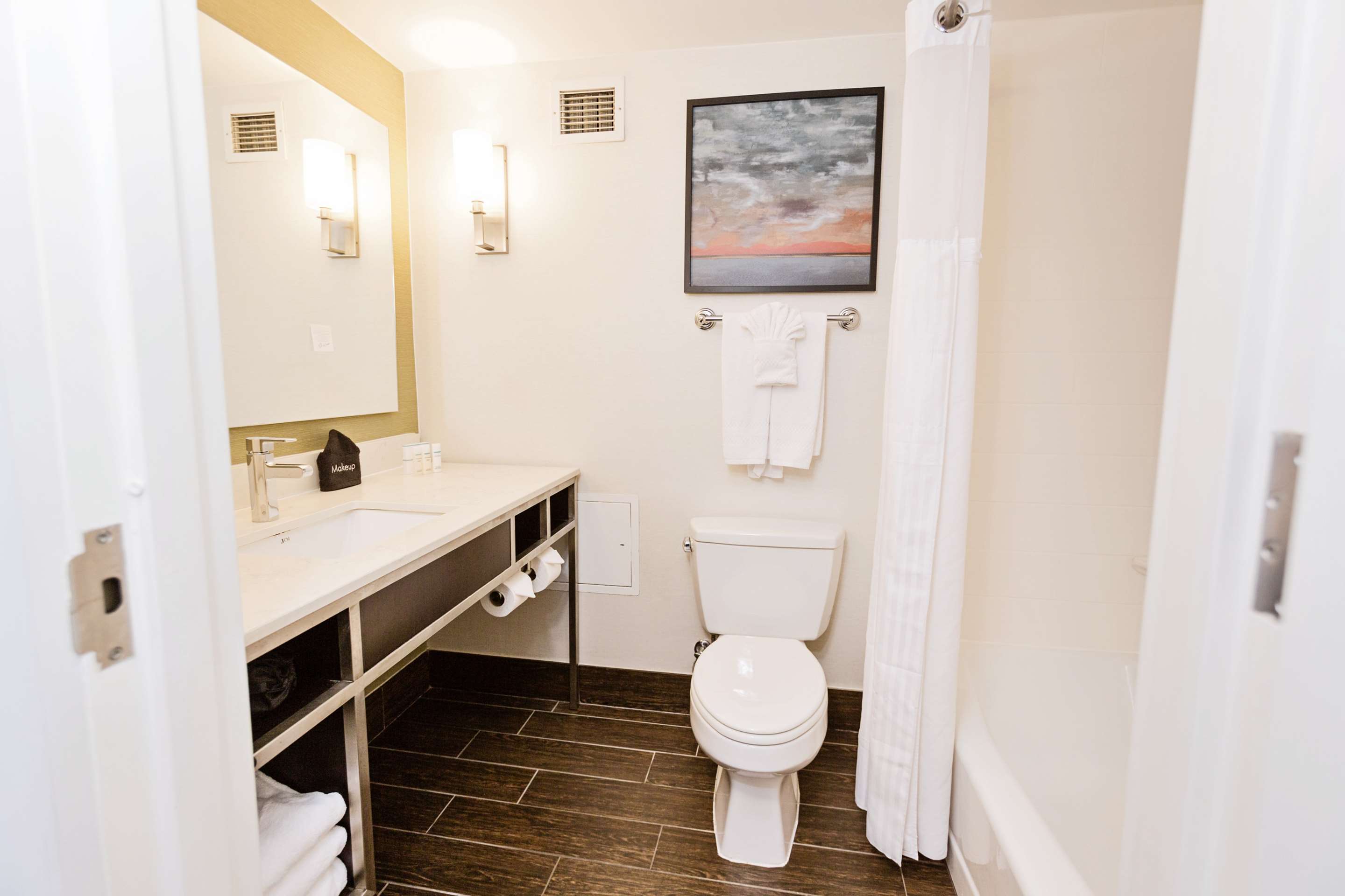 Guest room bath