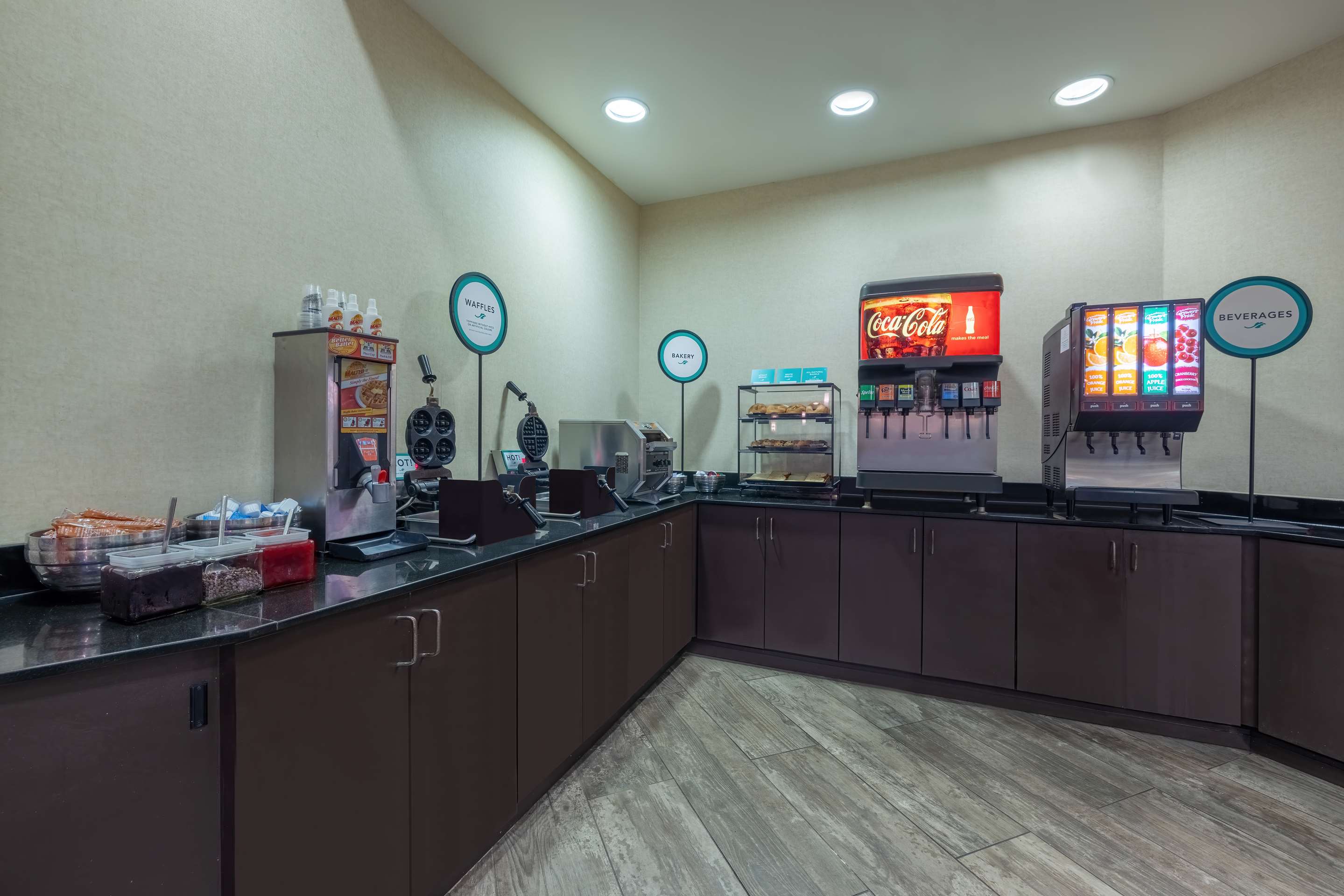 Breakfast Area | Embassy Suites by Hilton Tulsa I-44