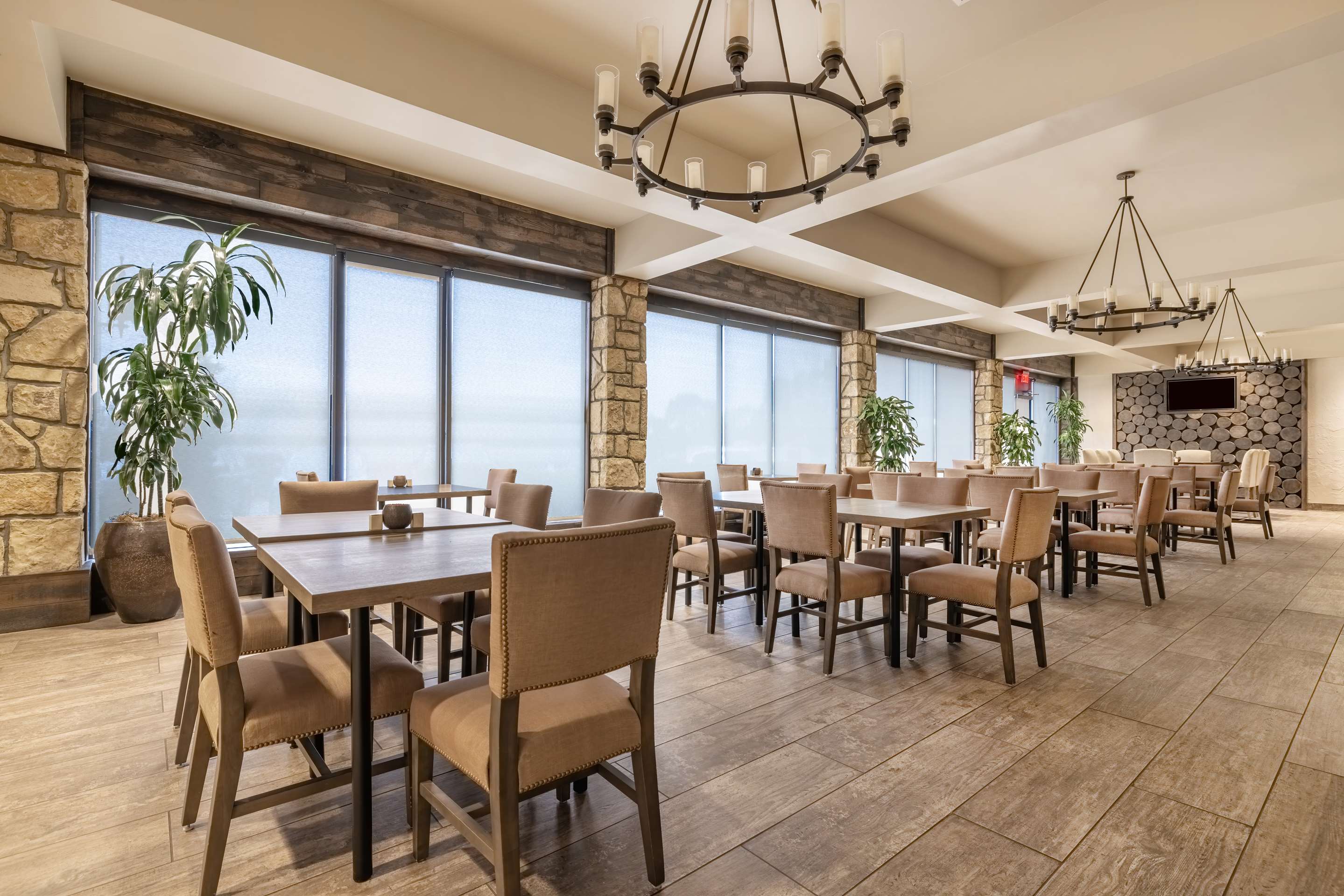 Restaurant | Embassy Suites by Hilton Tulsa I-44