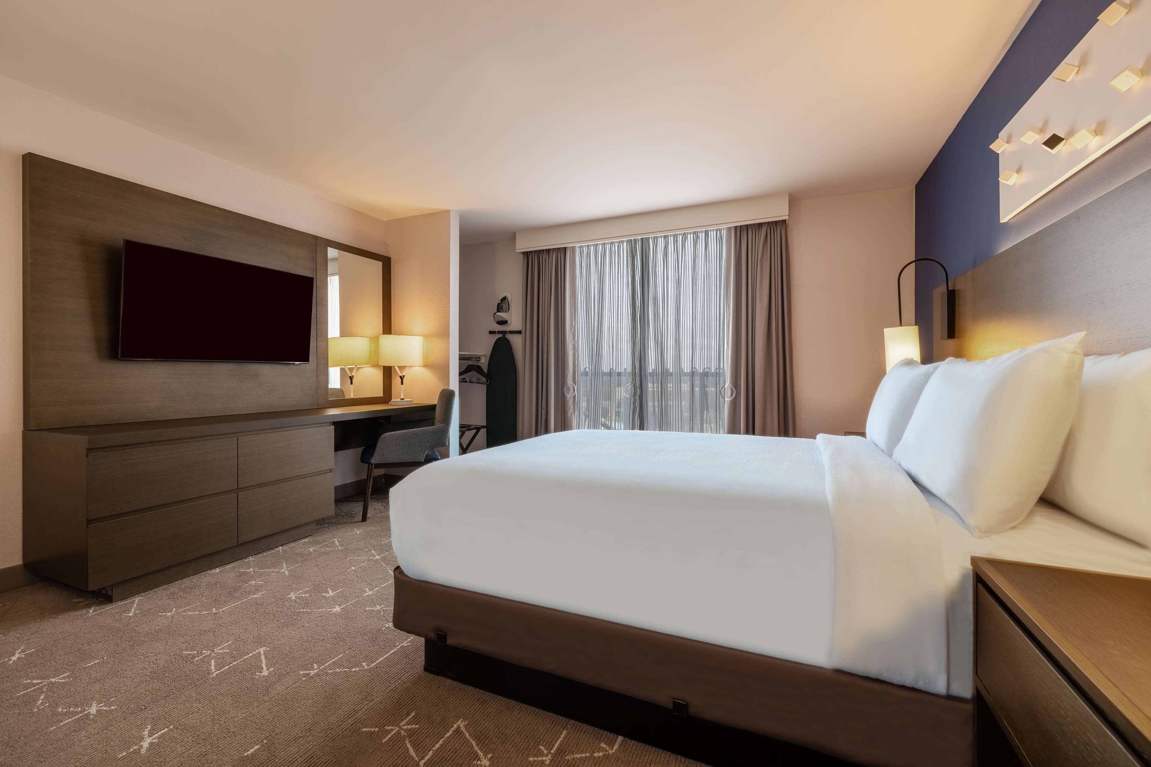 Embassy Suites Hotel Tulsa Room Type - 1KG STE ACC RI SHWR NO SMK