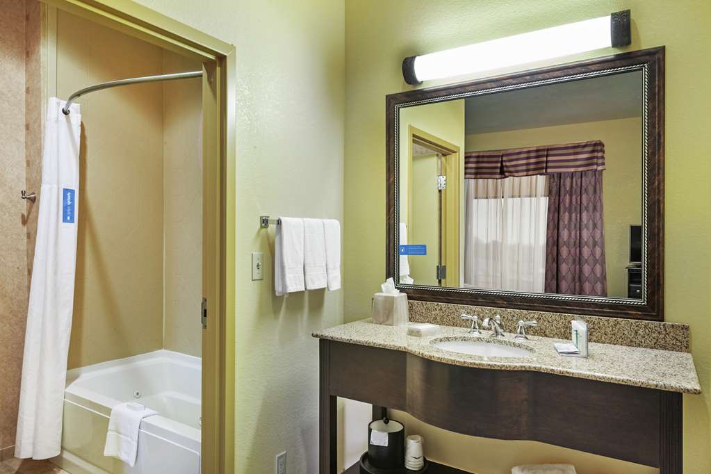 Hampton Inn and Suites Tulsa North/Owasso, OK-guestroom-Guest Room,Bathroom,On-Site.jpg