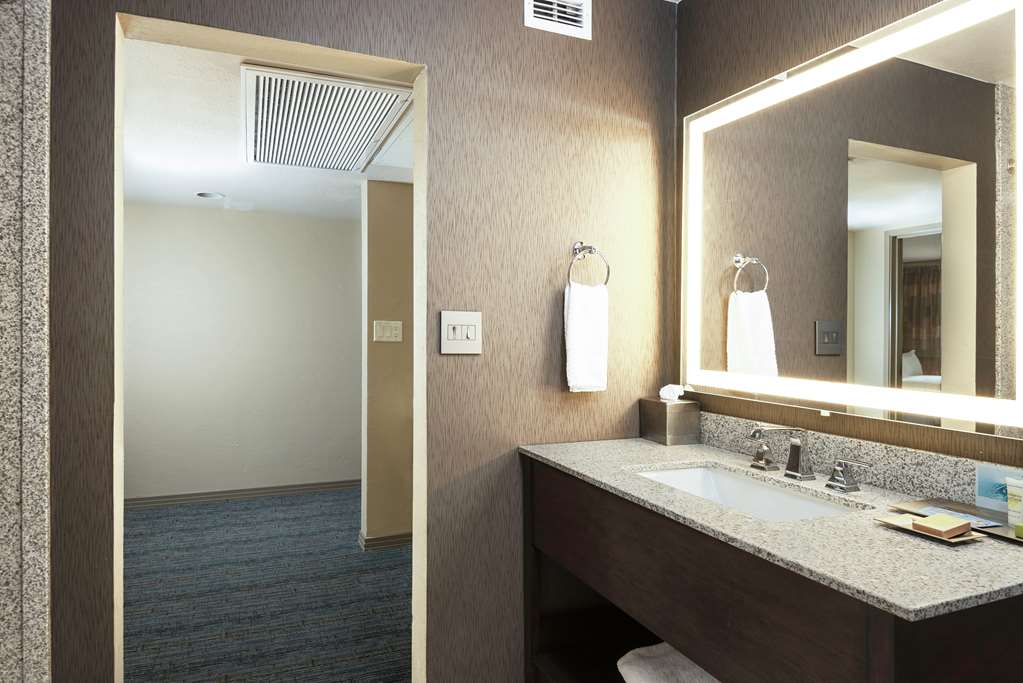 El Conquistador Tucson, A Hilton Resort Room Type - 2Q JR STE MOB HEAR ACC TUB
