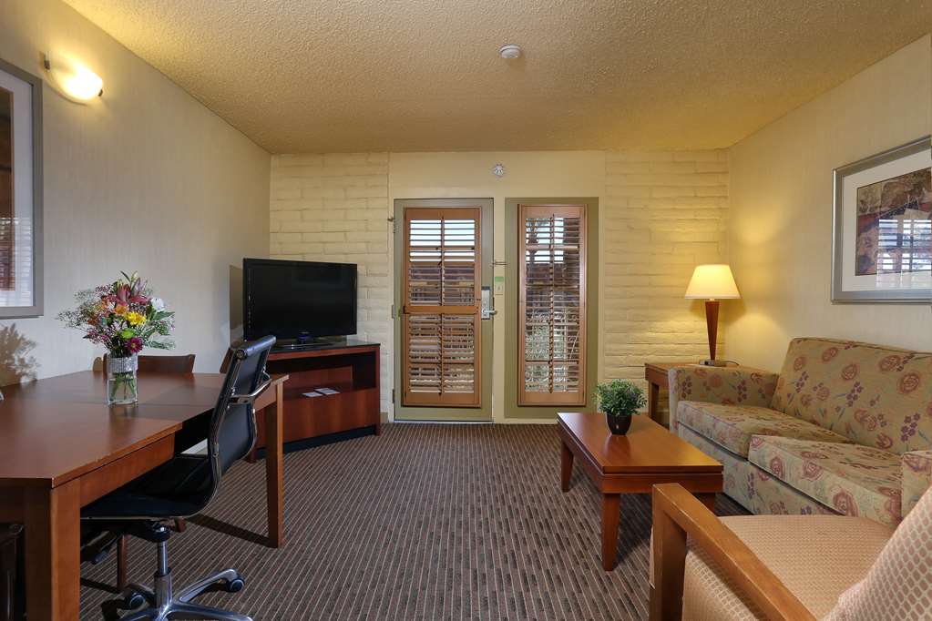 DoubleTree Suites by Hilton Tucson Airport Room Type - 1KG ADA ROLLIN HEARIN NSMK