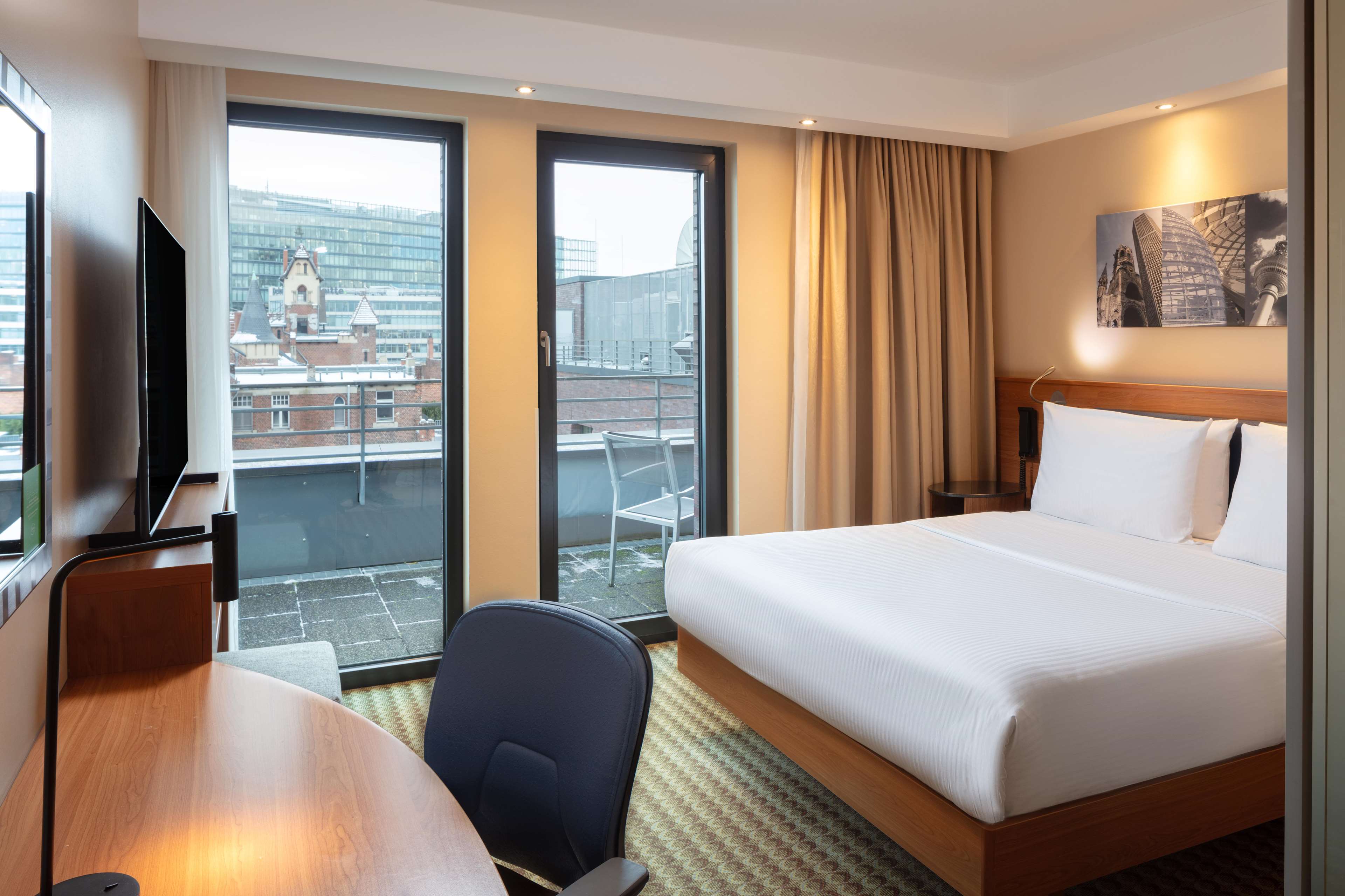Hampton by Hilton Berlin City West Room Type - QUEEN ROOM W BALCONY NS