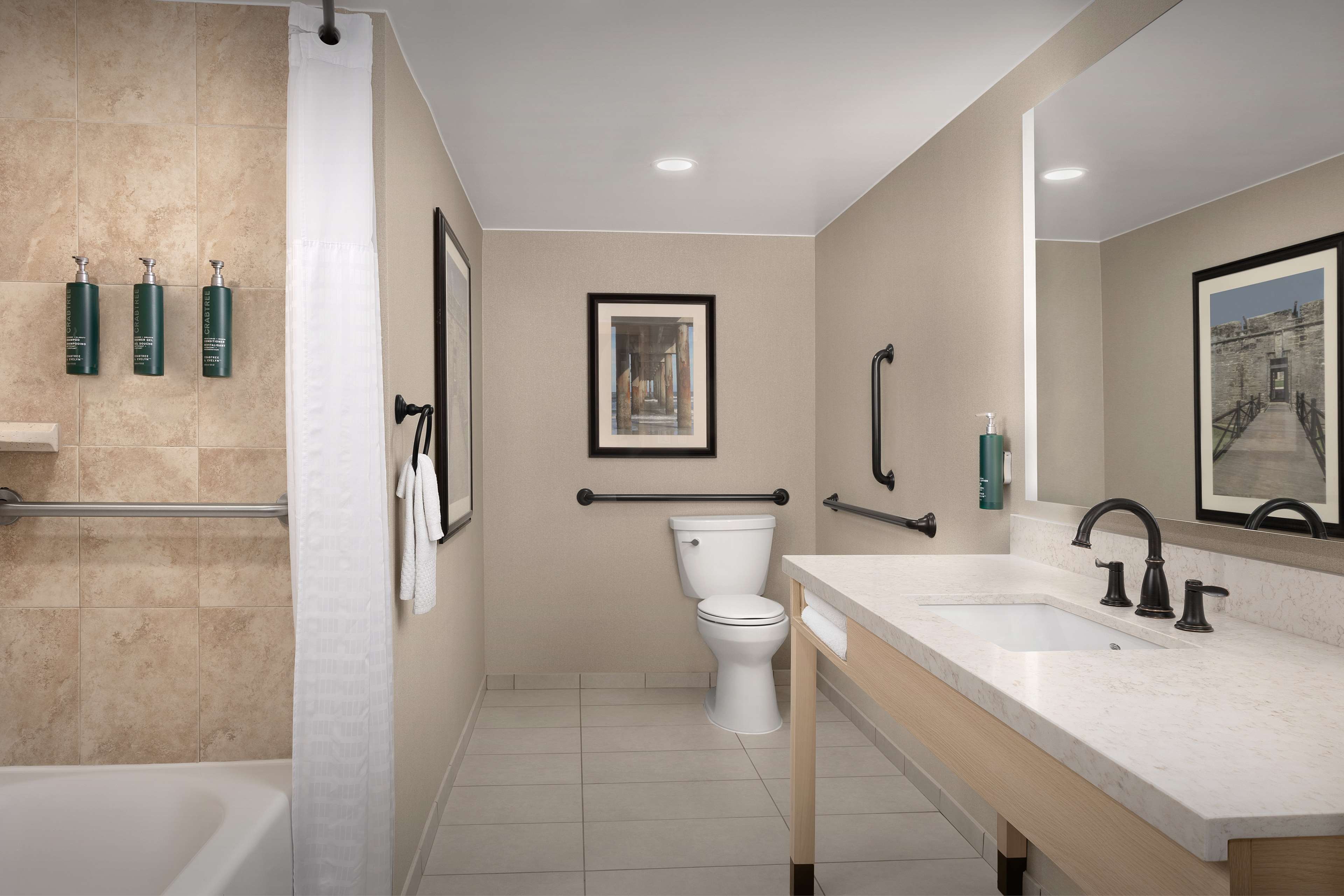 DoubleTree by Hilton St. Augustine Historic District Room Type - 1KNG MOB HEAR ACC W TUB NS