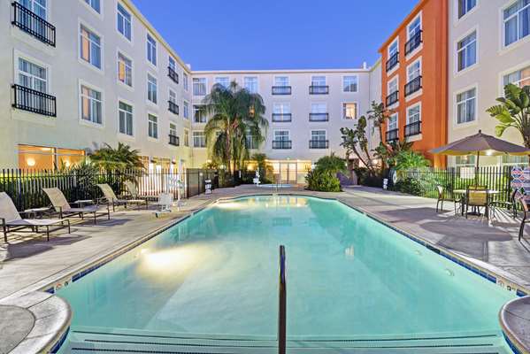 Pool - Embassy Suites Valencia - I-5, Exit 172