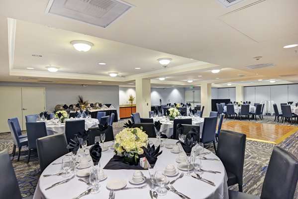  - Embassy Suites Valencia - I-5, Exit 172