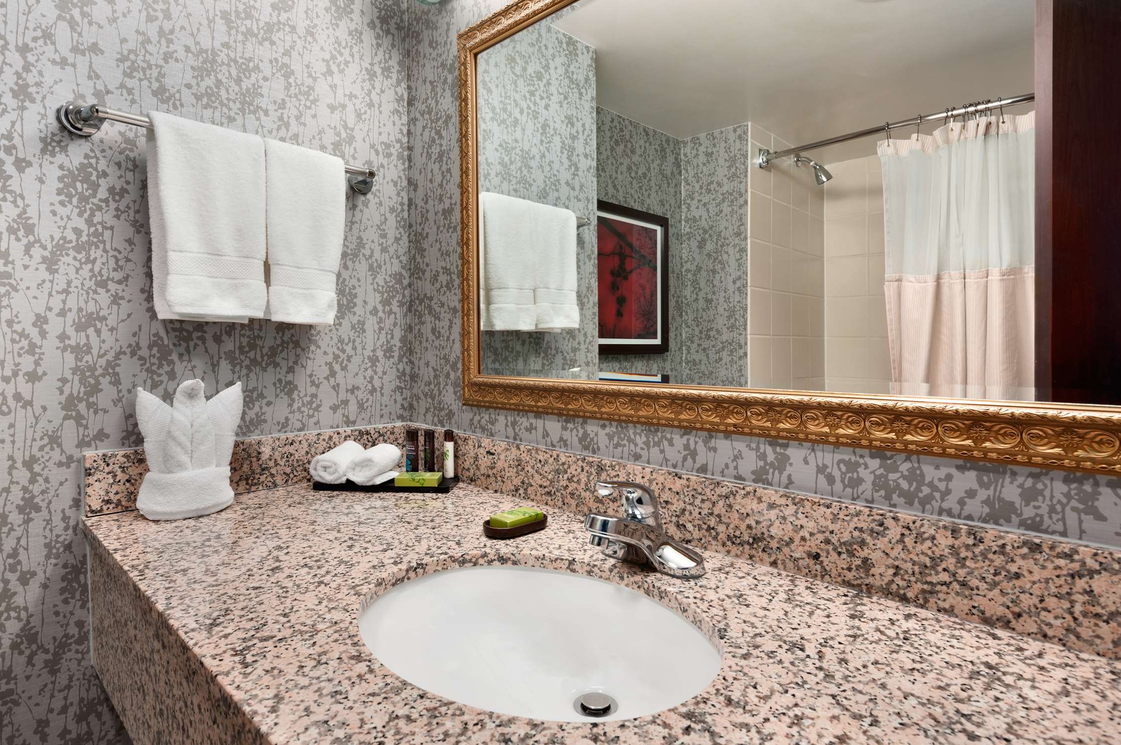 Guest room bath