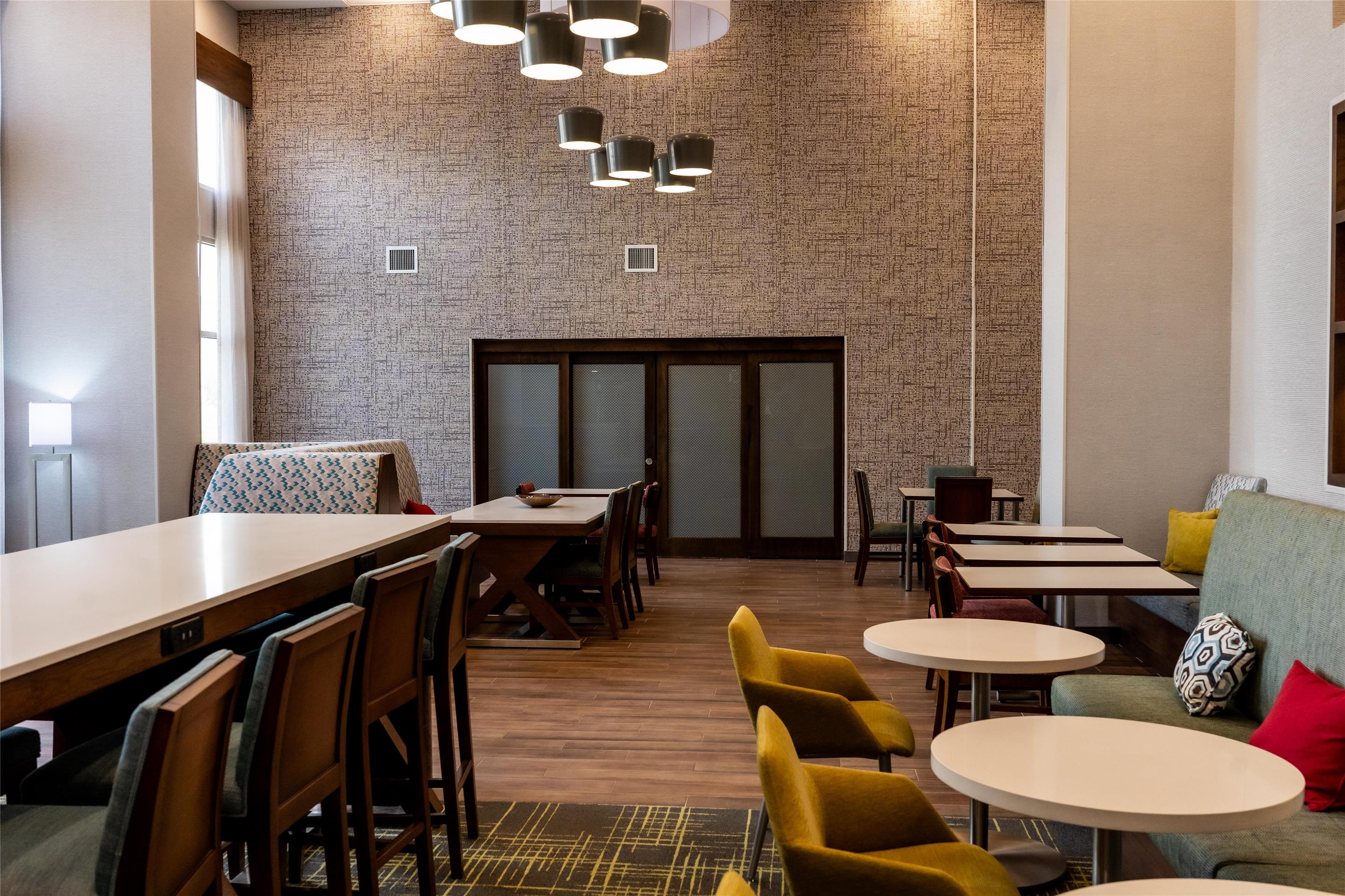 Breakfast Area | Hampton Inn & Suites Leesburg